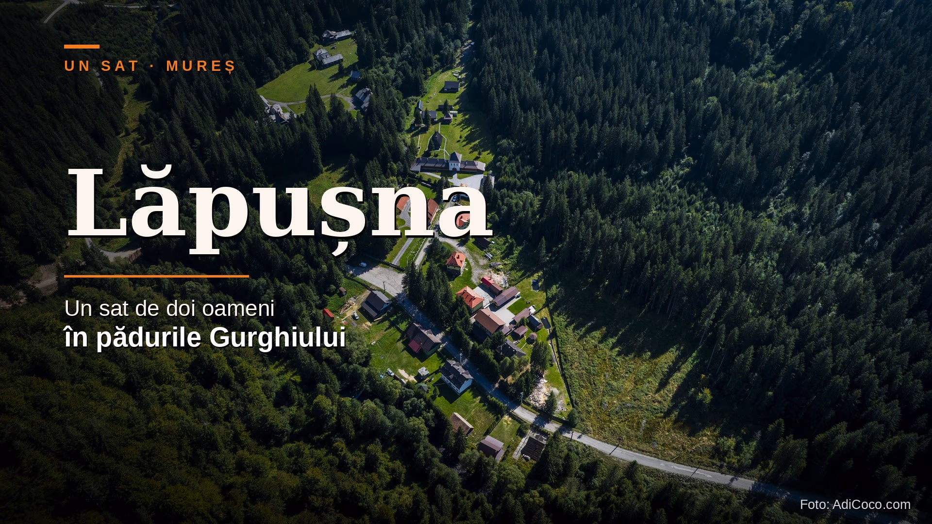 Vedere aeriană a satului Lăpușna, cu câteva case într-un luminiș în mijlocul pădurilor Munților Gurghiu