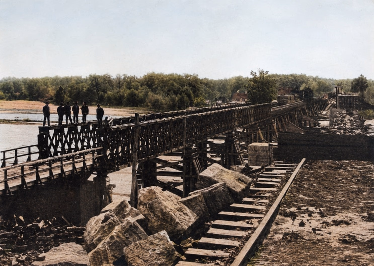 Fotografie istorică a podului de la Cosmești în lucrări de reconstrucție / reabilitare (probabil interbelic, după dinamitarea din 1917)