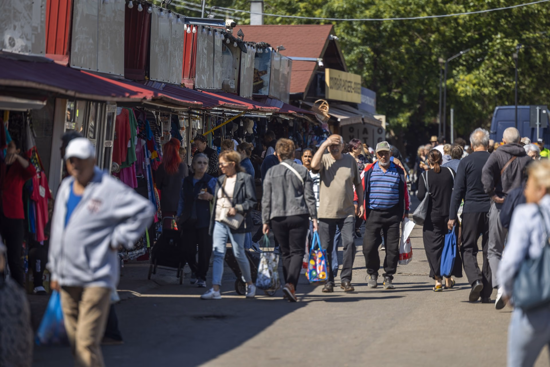 Aleile cu chioșcuri textile și de încălțăminte din complexul Pieței Obor, sute de tarabe cu prelate.