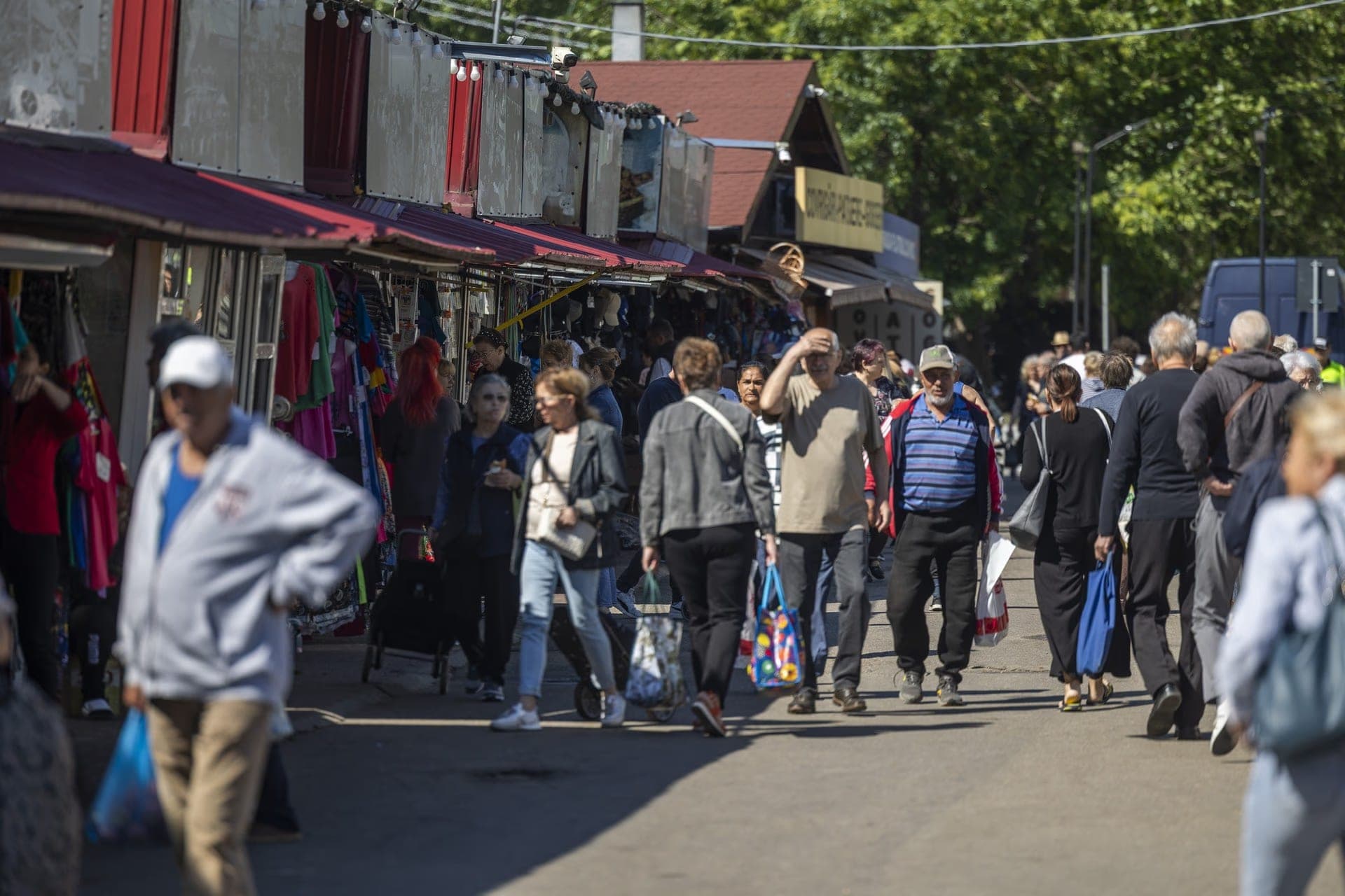 Aleile cu chioșcuri textile și de încălțăminte din complexul Pieței Obor, sute de tarabe cu prelate.