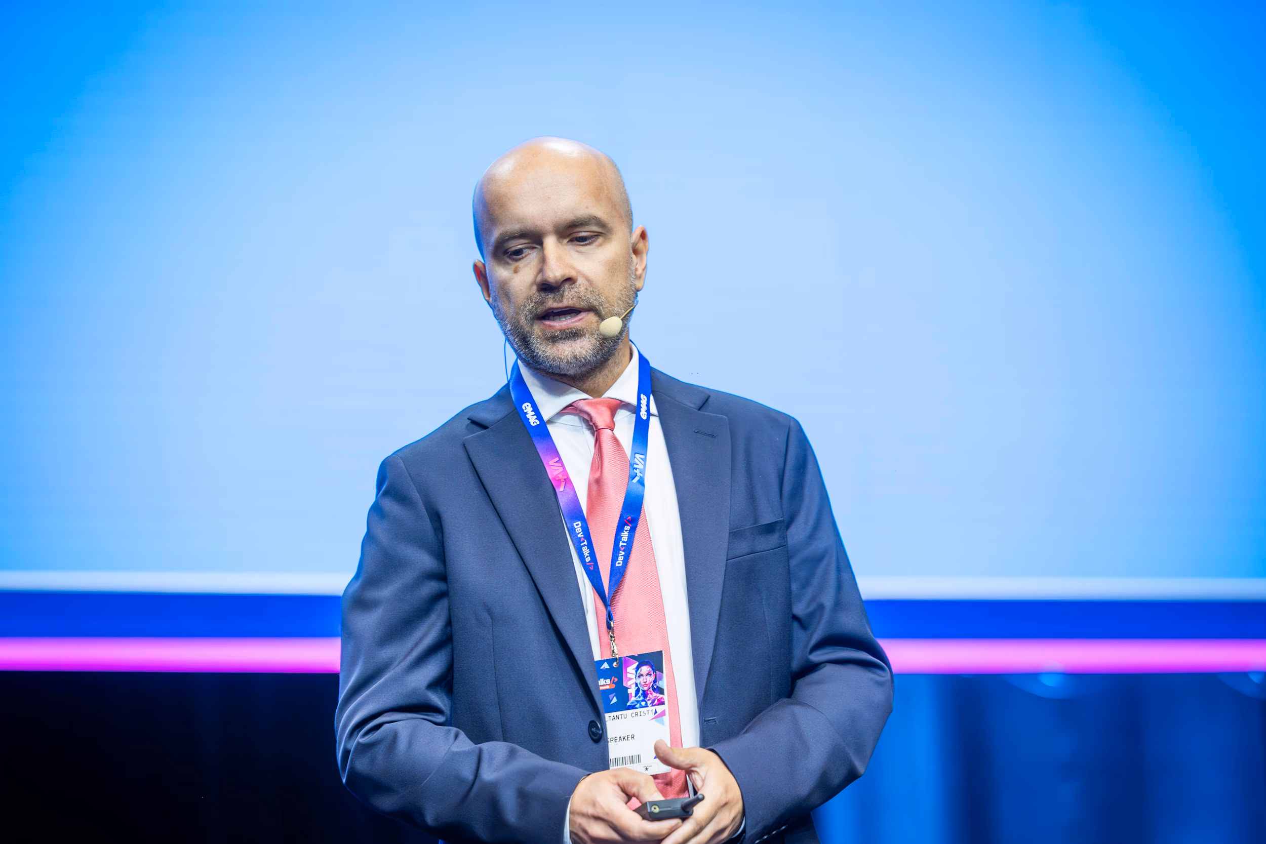 devtalks-2026-speaker-navy-suit-main-stage