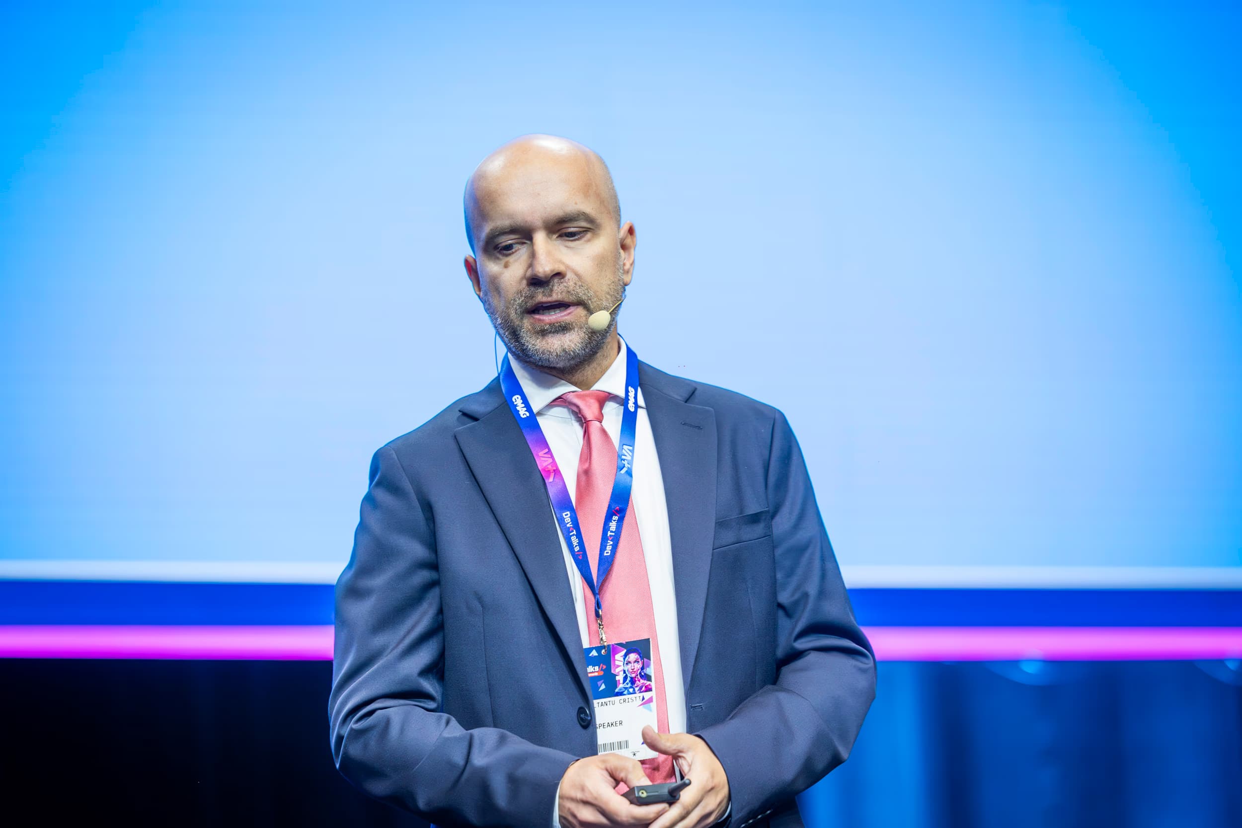 devtalks-2026-speaker-navy-suit-main-stage