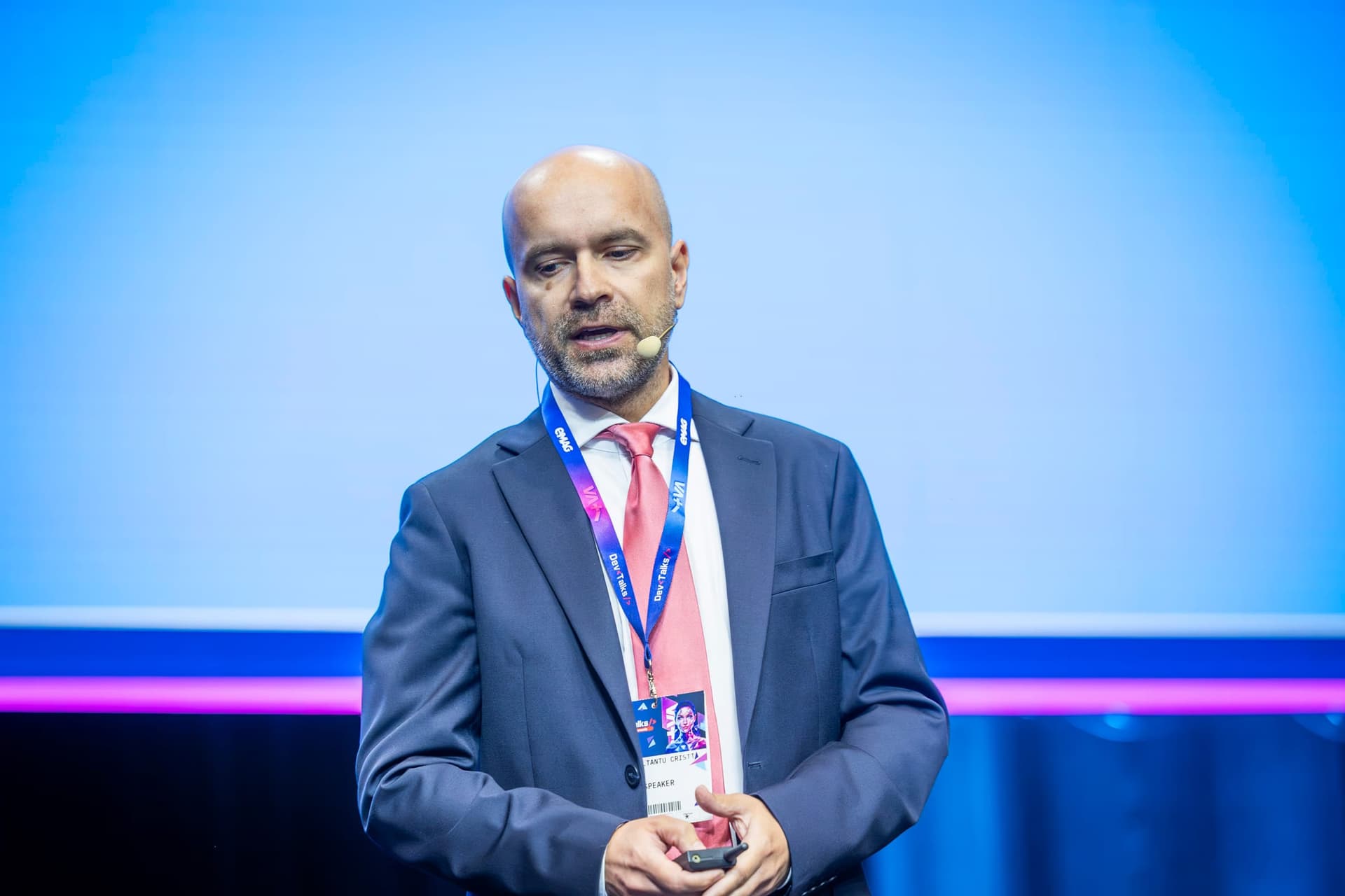 devtalks-2026-speaker-navy-suit-main-stage