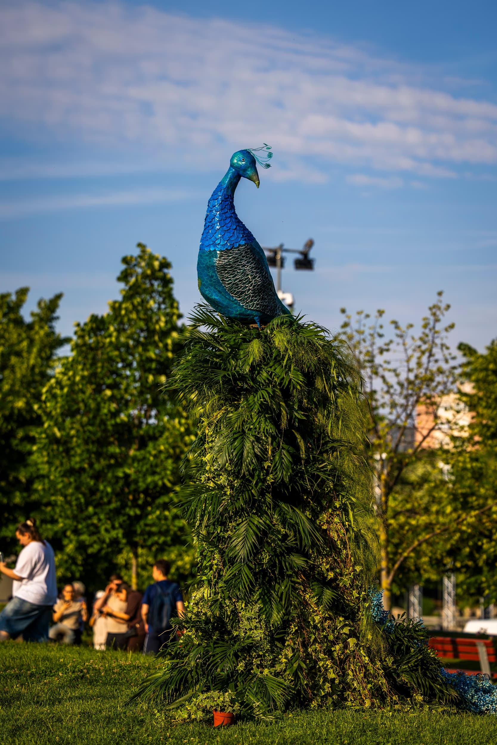 festivalul-florilor-2026-paun-mozaic-albastru-trunchi-vegetal