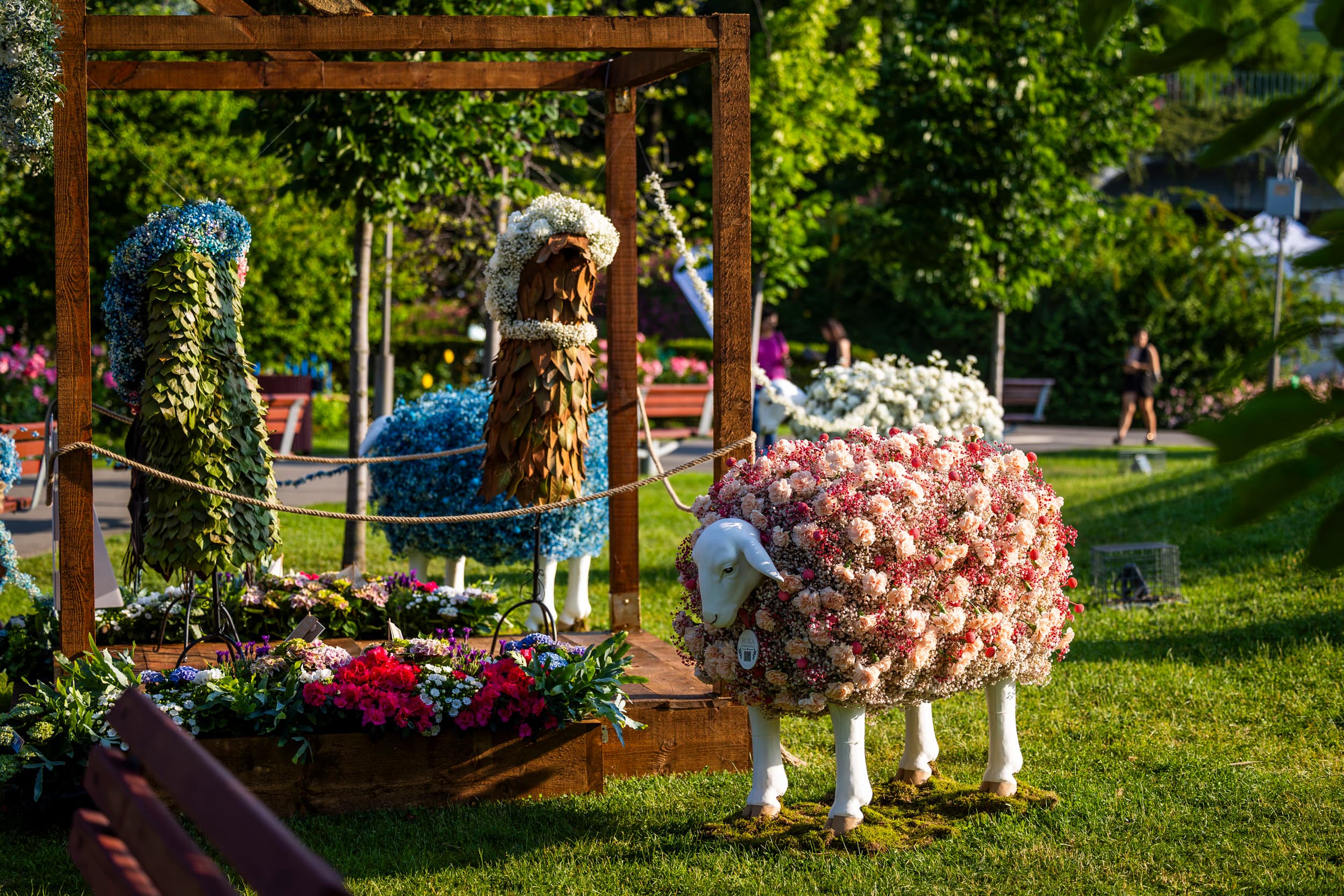 festivalul-florilor-2026-oi-din-flori-sculptura