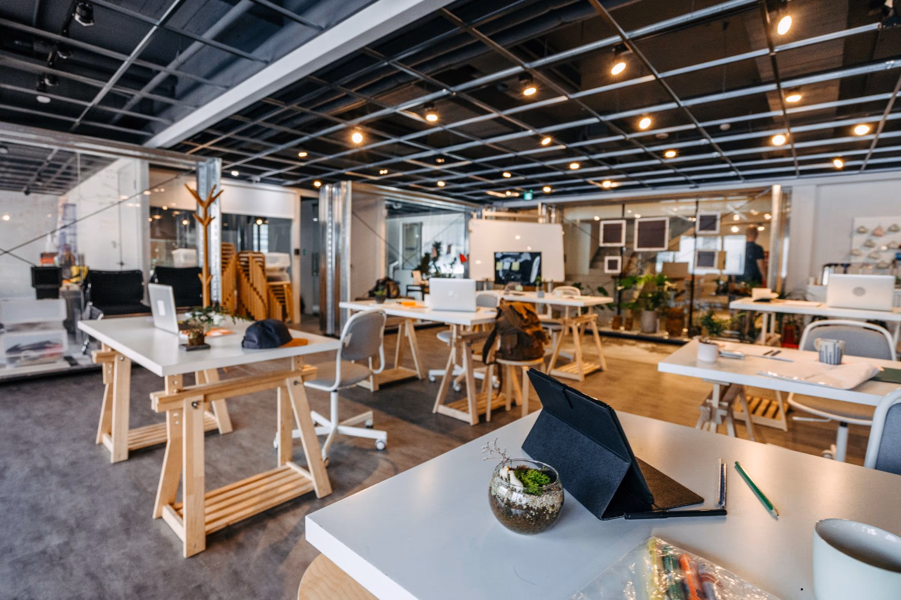 noaptea-coworking-bucuresti-2026-spatiu-deschis-mese-lemn-hero