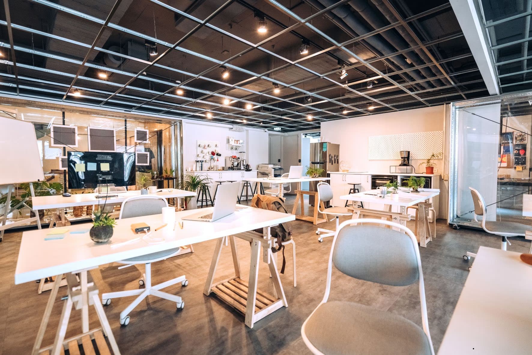 ejszaka-coworking-bukarest-2026-irodak-kozos-konyha