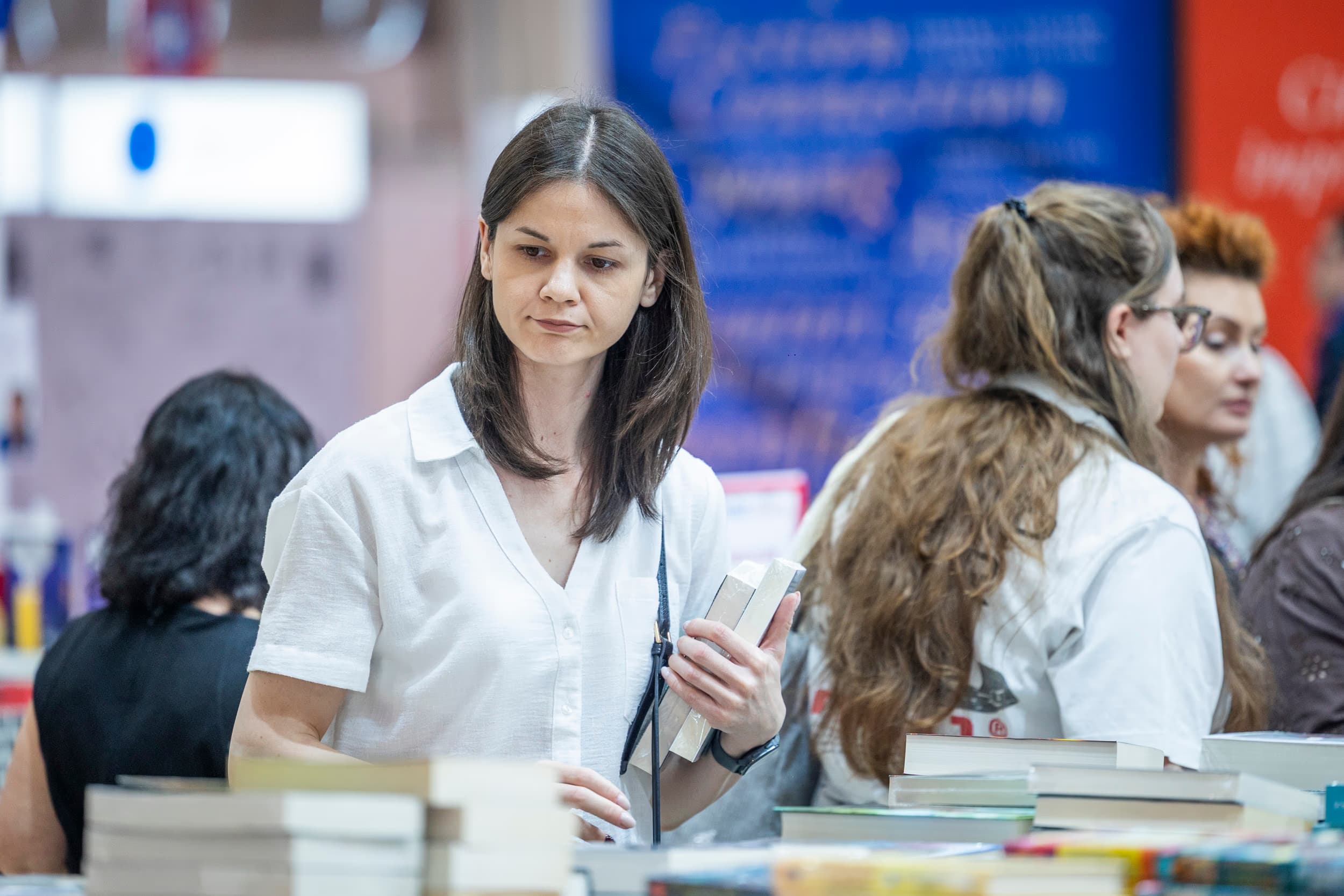 bookfest-2026-romexpo-femeie-alegand-carte-atent
