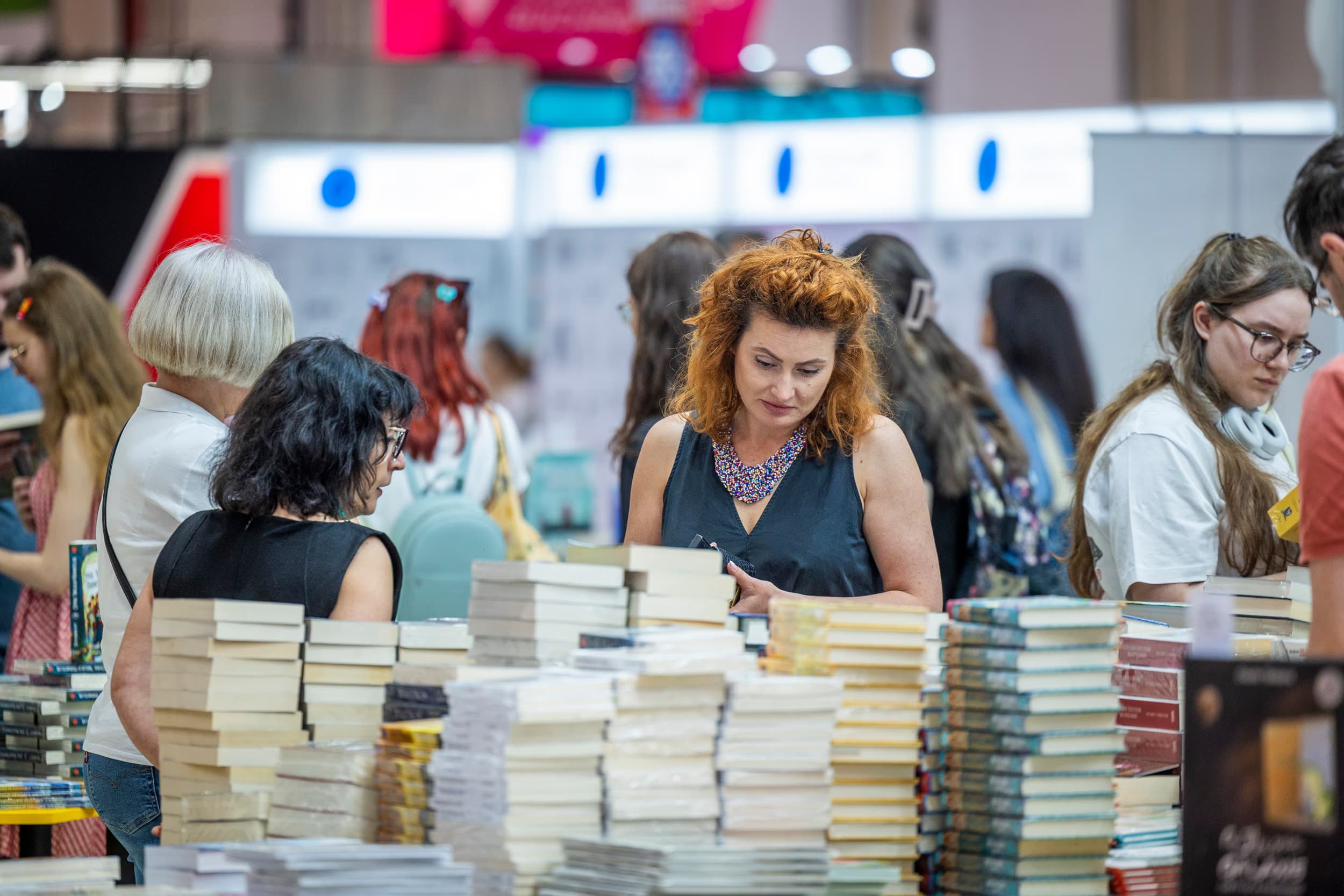 bookfest-2026-romexpo-femei-grup-stand-literatura