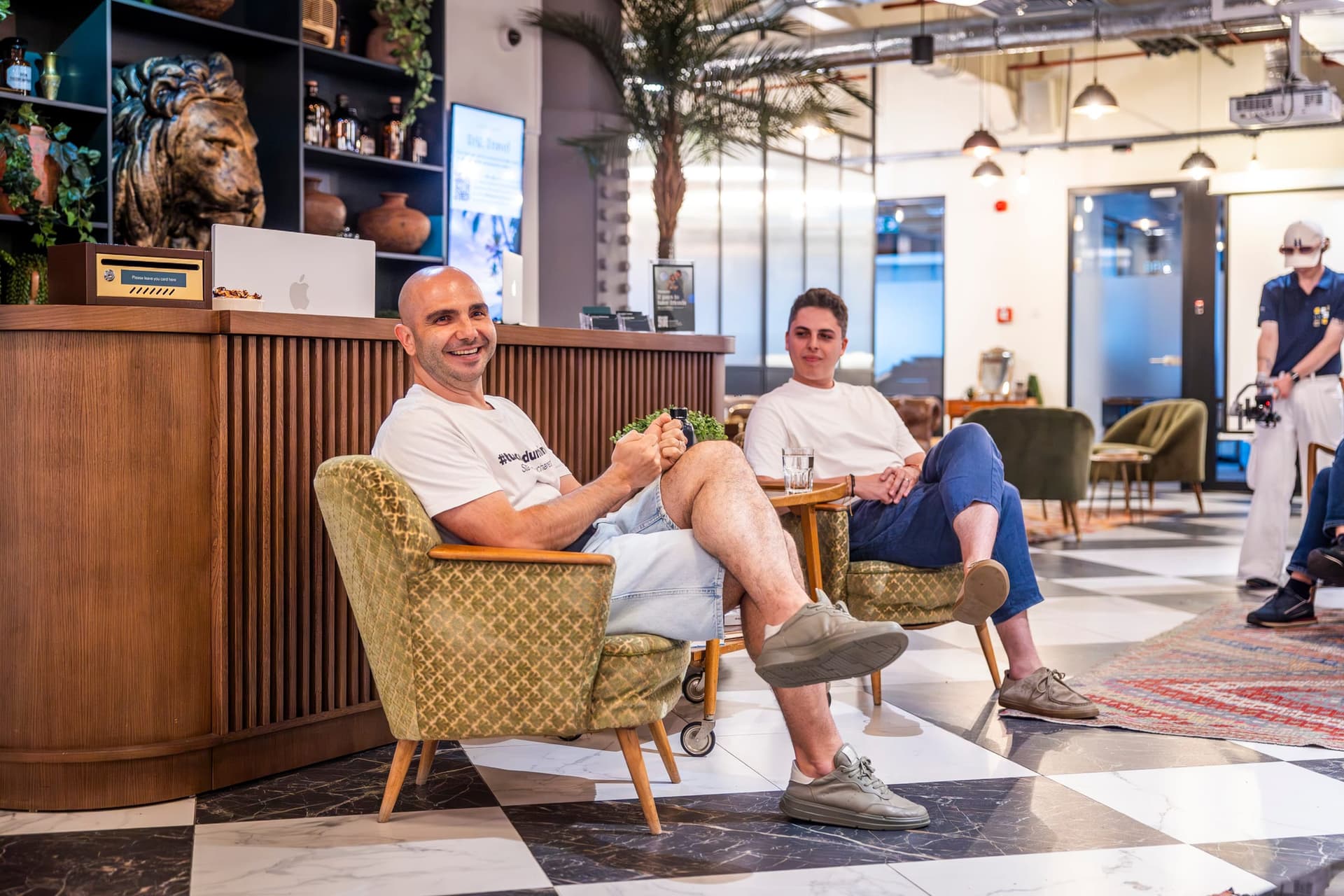 Endi Ungureanu a Coworking Helyek Éjszakájának első kiadásán, egy coworking lobbiban, oroszlán-szoborral a háttérben