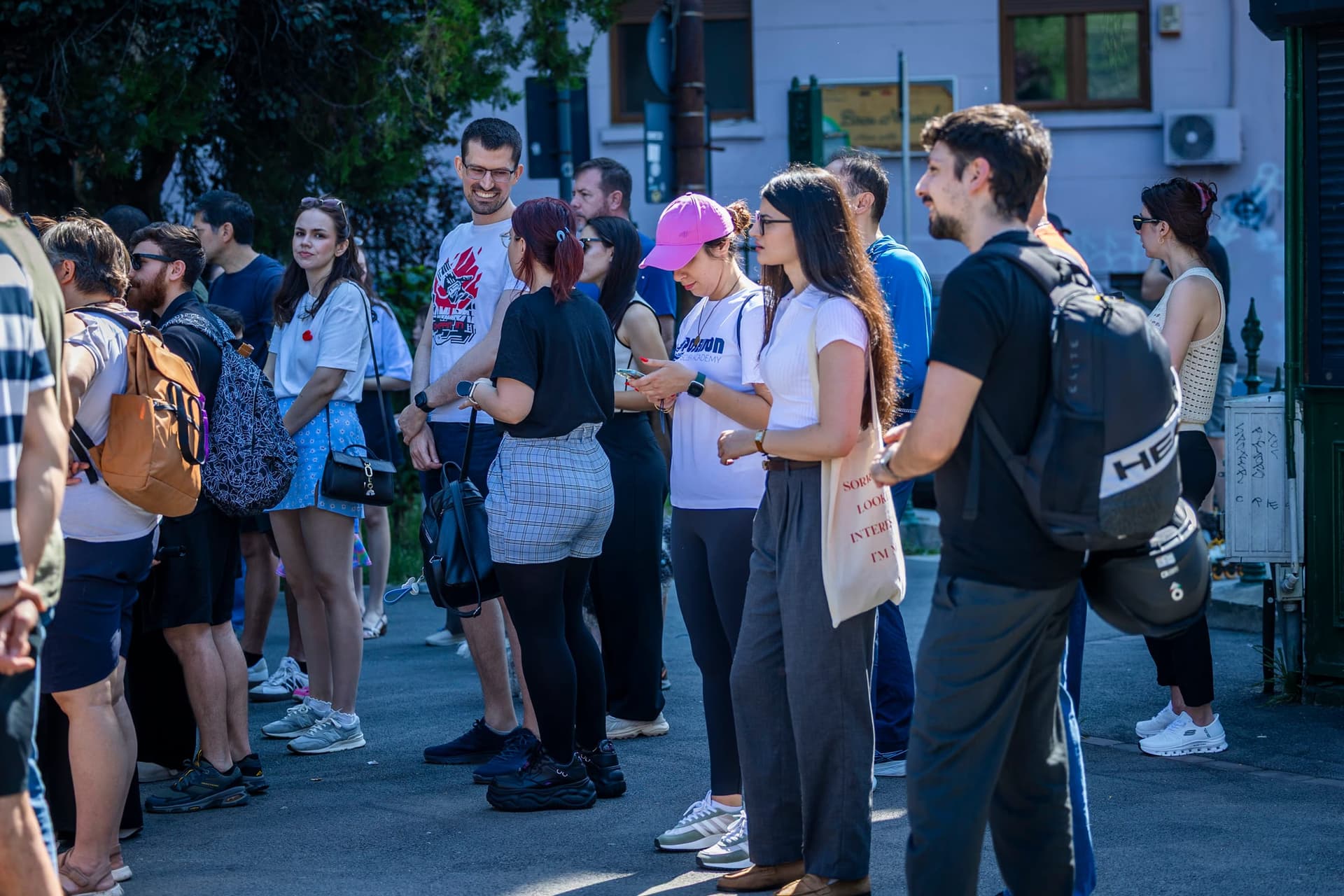 A csoport a Cișmigiu kovácsoltvas kapujánál, hátizsákokkal és vászontáskákkal