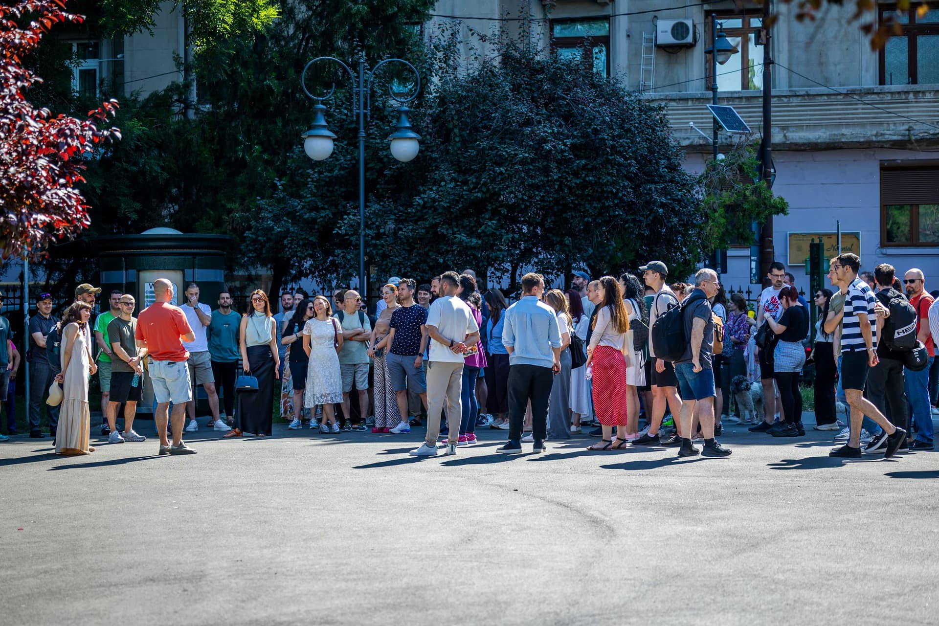 A csoport felsorakozik az induláshoz a Cișmigiuban — jel, hogy a séta hamarosan kezdődik