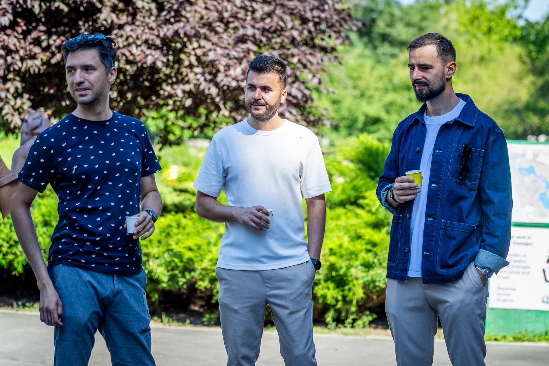 Három résztvevő nyugodtan beszélget az indulás előtt a Cișmigiu járdán