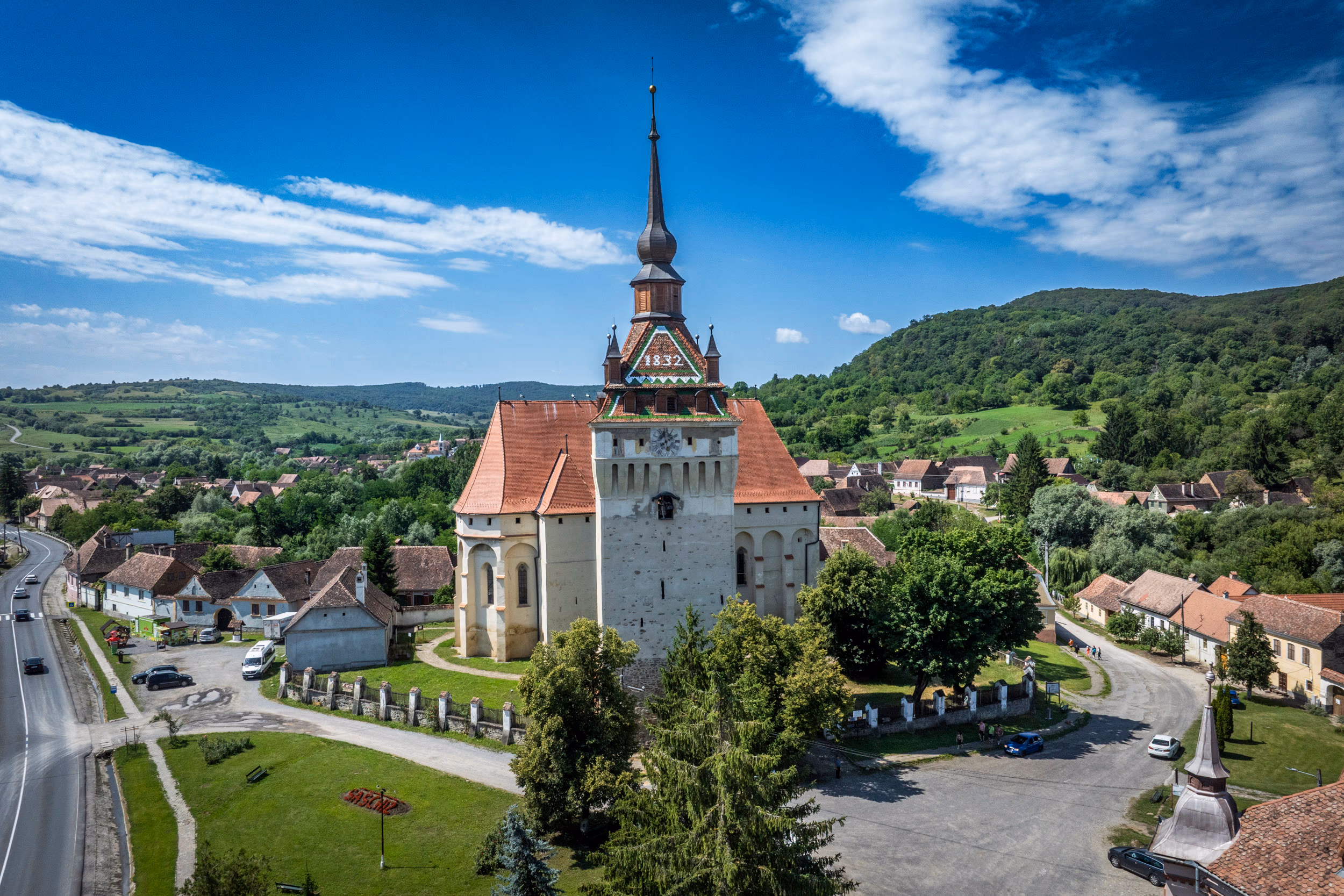 Biserica fortificată — vedere frontală cu clopotnița și nava în prim-plan