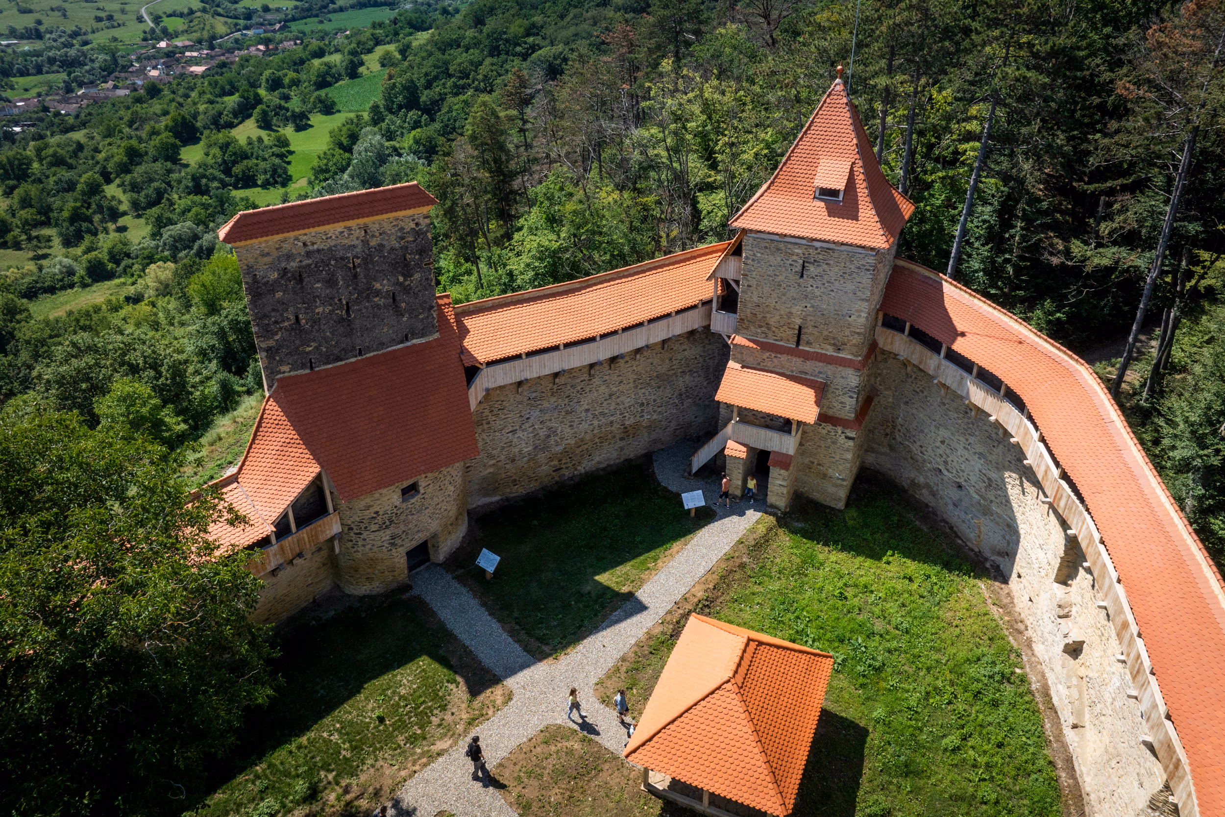 Curtea interioară a cetății țărănești — vizitatori, panoramă spre vale