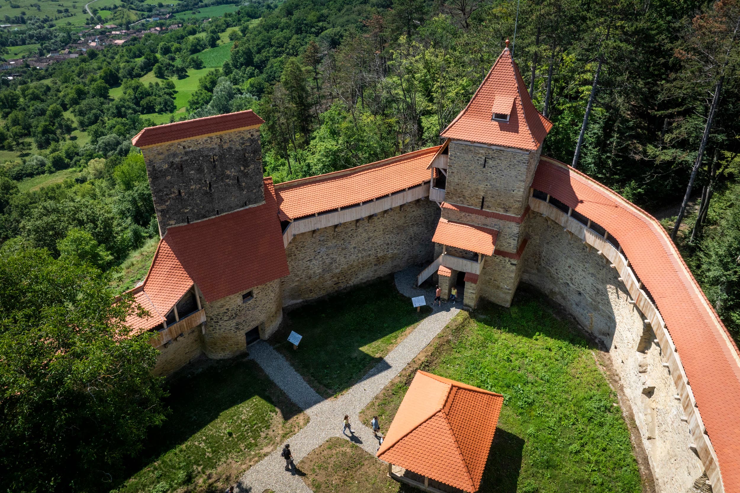 Curtea interioară a cetății țărănești — vizitatori, panoramă spre vale