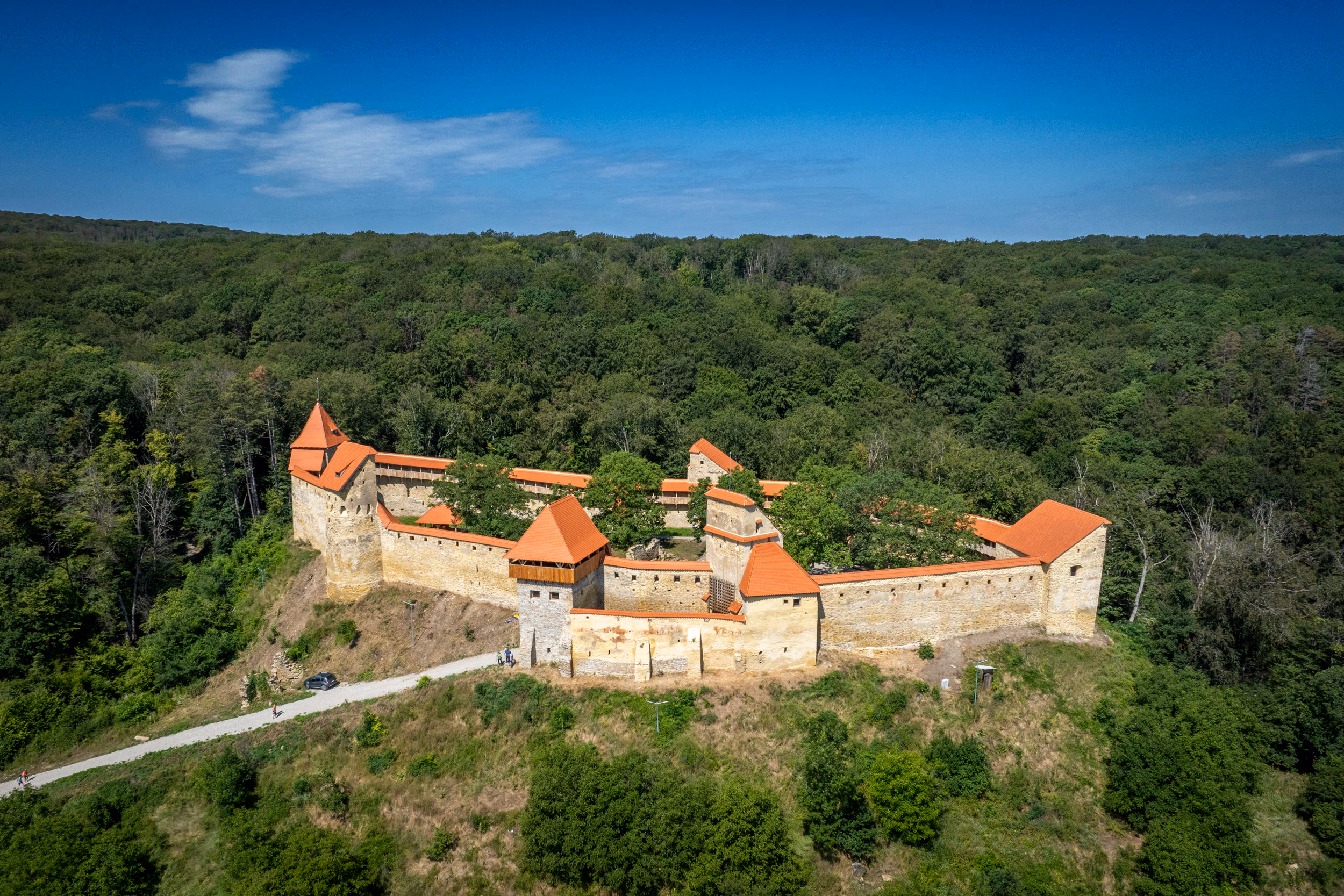Cetatea Țărănească din alt unghi — turnurile cu acoperiș roșu și zidurile galben-cărămizii, restaurate