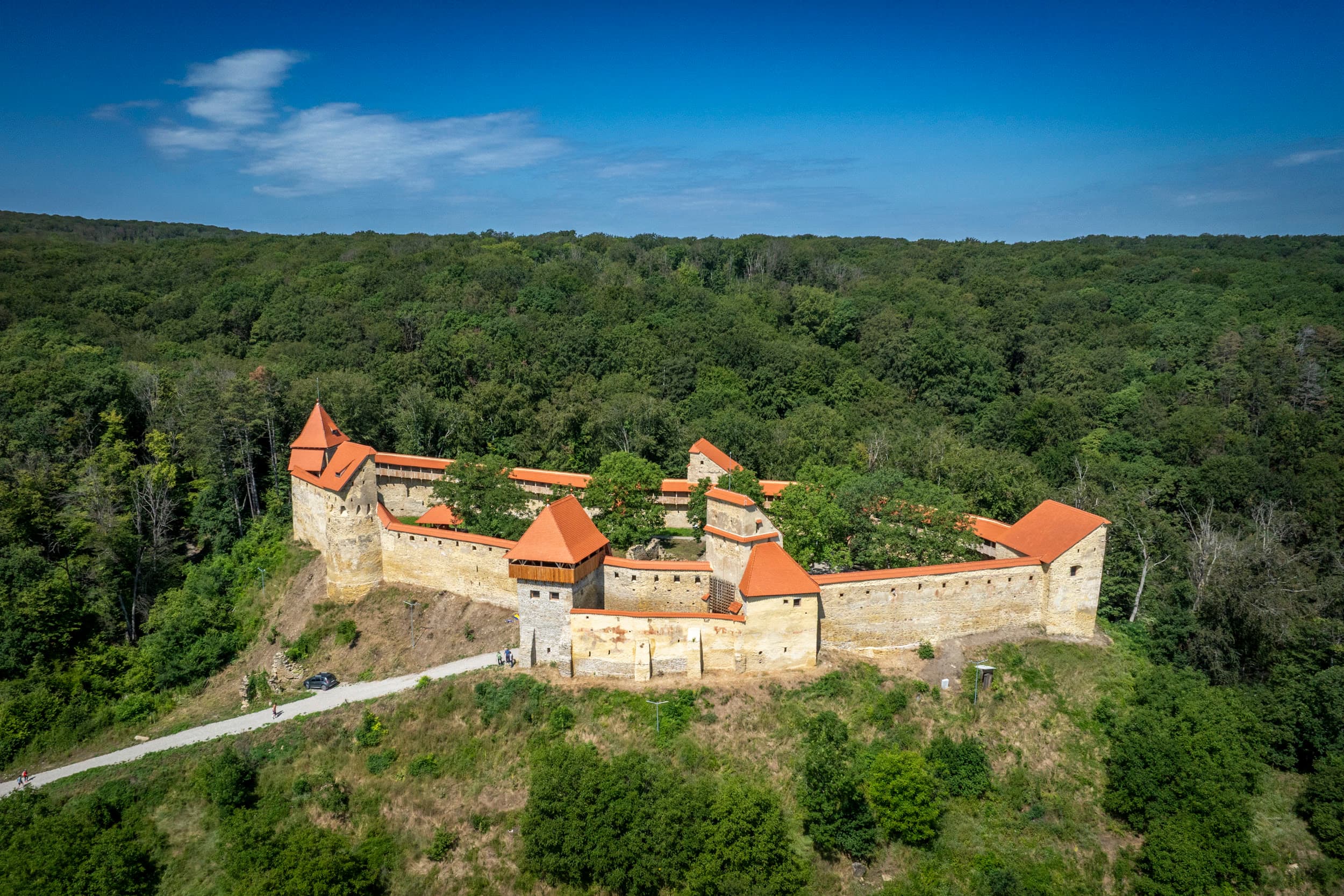 Cetatea Țărănească din alt unghi — turnurile cu acoperiș roșu și zidurile galben-cărămizii, restaurate