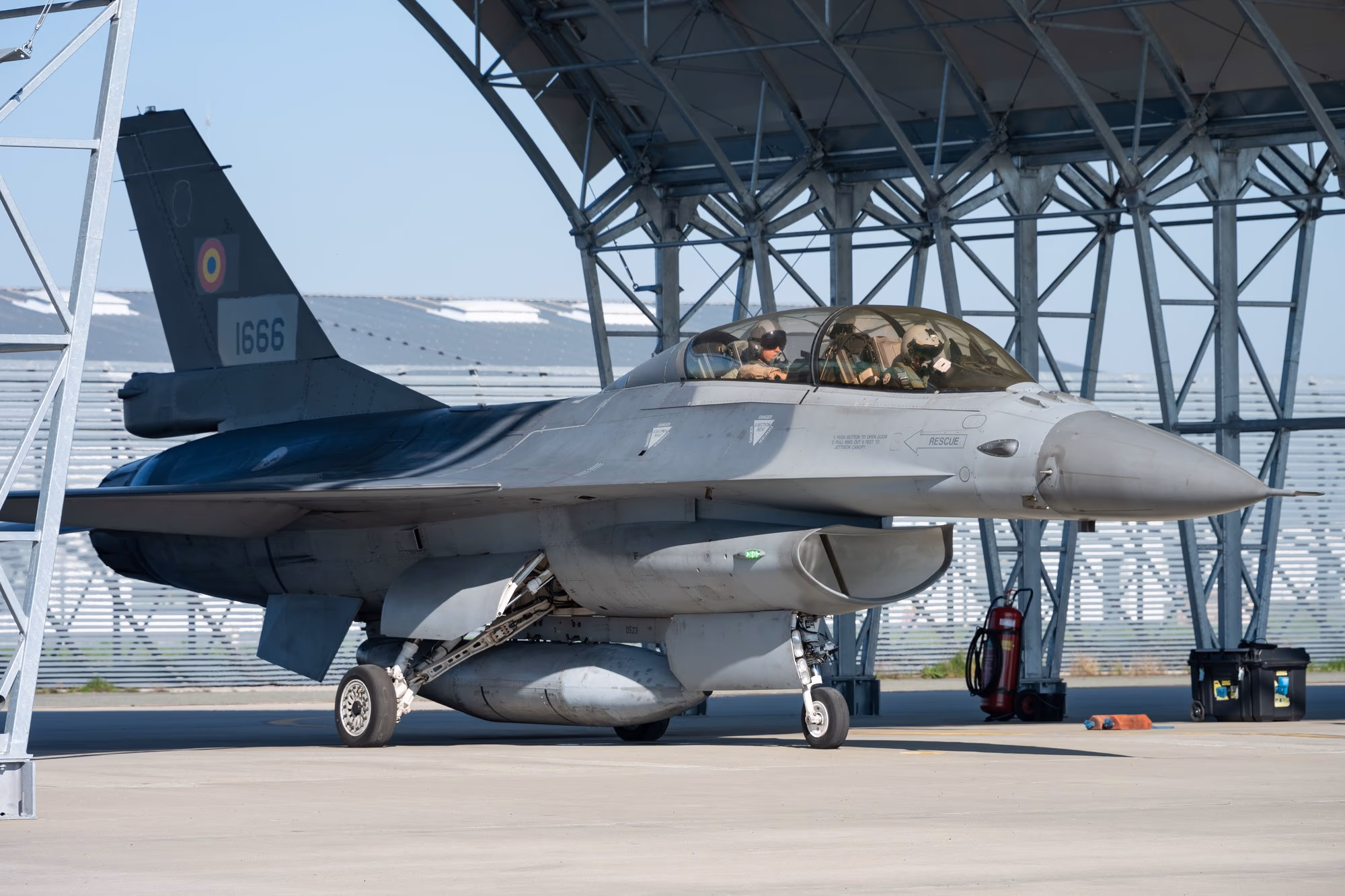 Román F-16-os #1666 a hangárban technikussal a pilótafülkében, Fetești