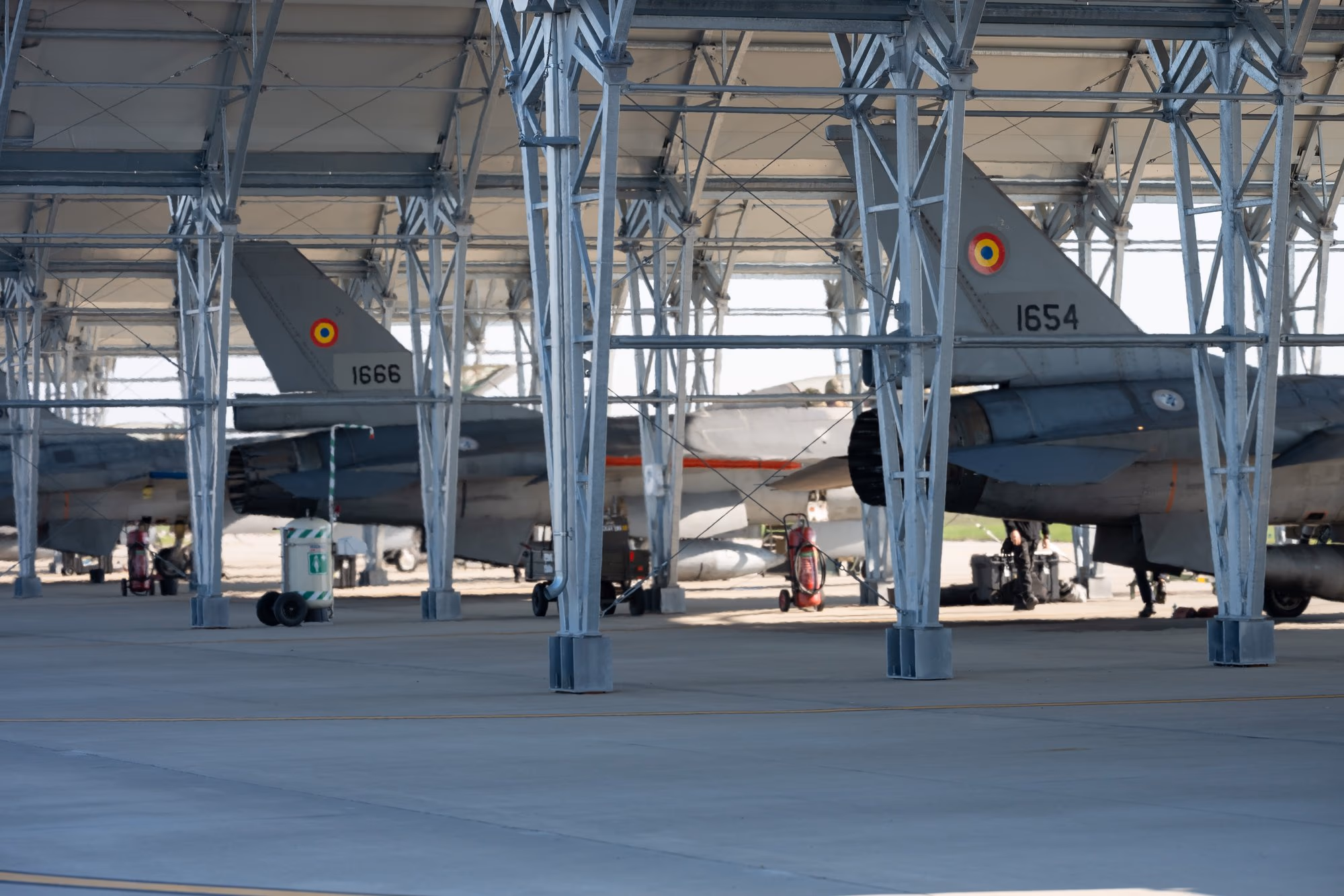 Két román F-16-os a Fetești-i hangárban parkolva — fedélzeti szám 1666 és 1654