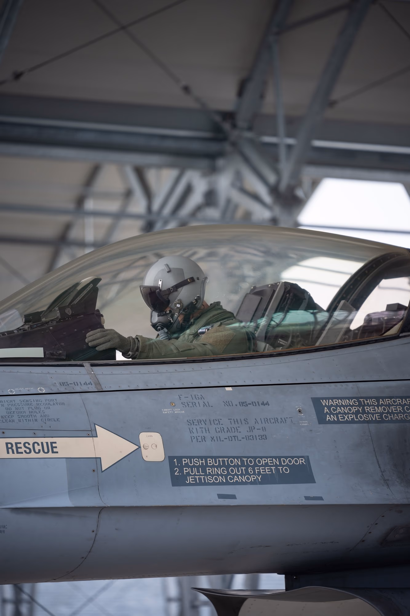 Román F-16-os pilóta a pilótafülkében sisakkal — közeli oldalnézet, Fetești