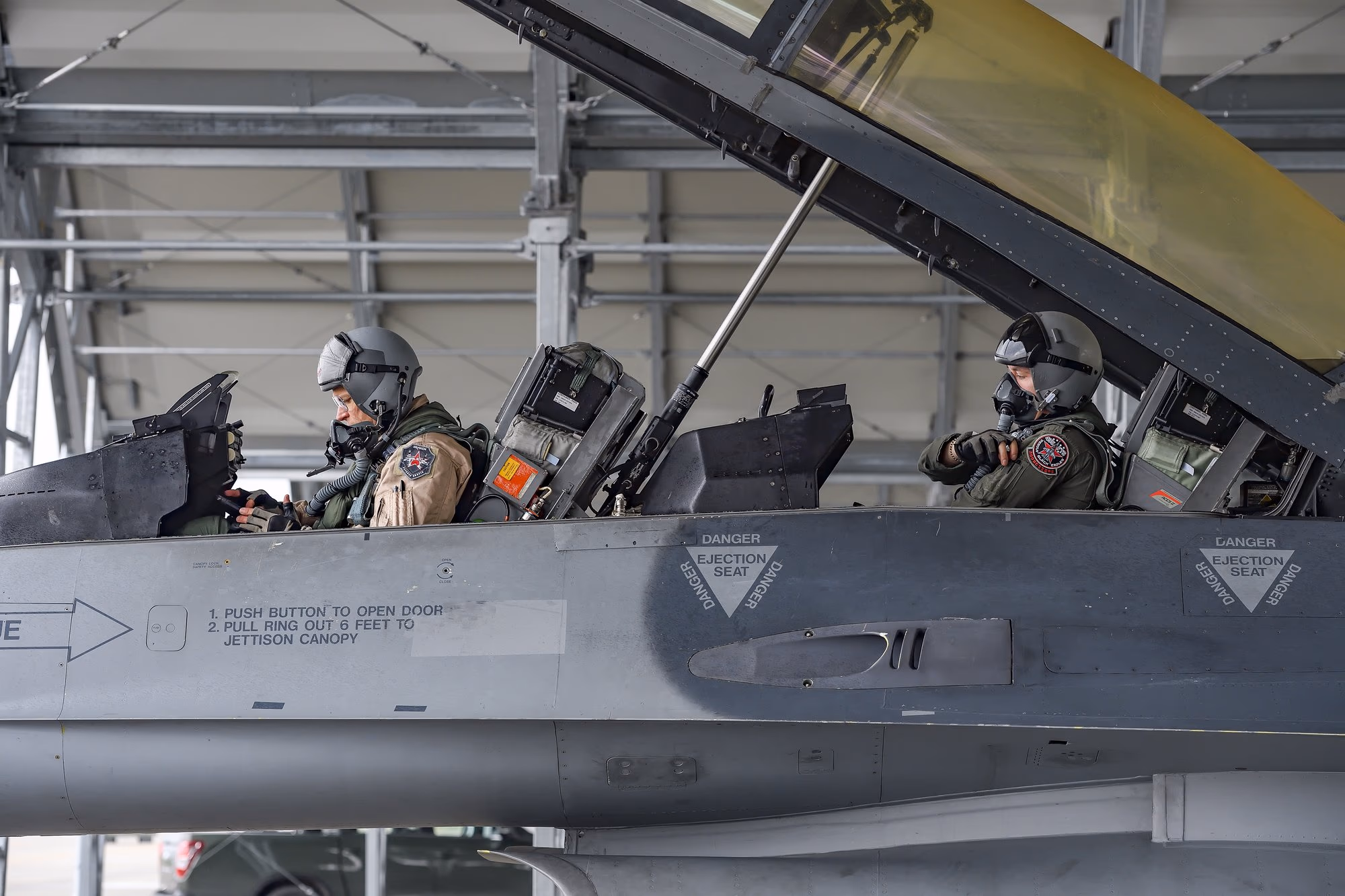 Két pilóta egy kétüléses F-16 pilótafülkéjében — kiképzés az EFTC Fetești-en