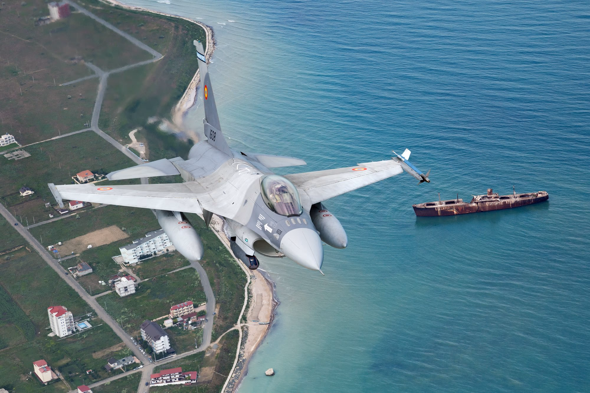 Román F-16-os a Fekete-tenger partja felett, a Costinești hajóroncs látható