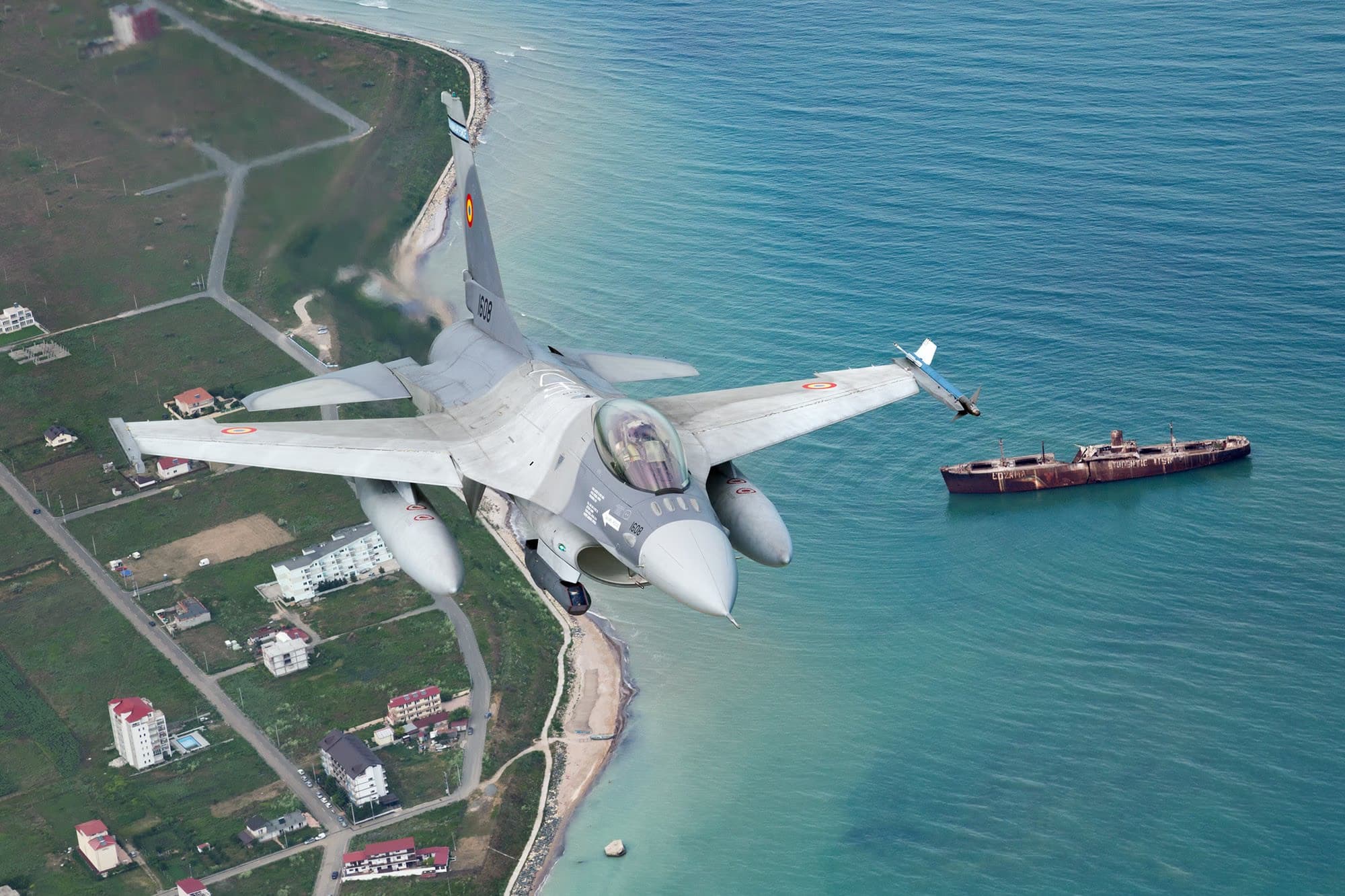 Román F-16-os a Fekete-tenger partja felett, a Costinești hajóroncs látható