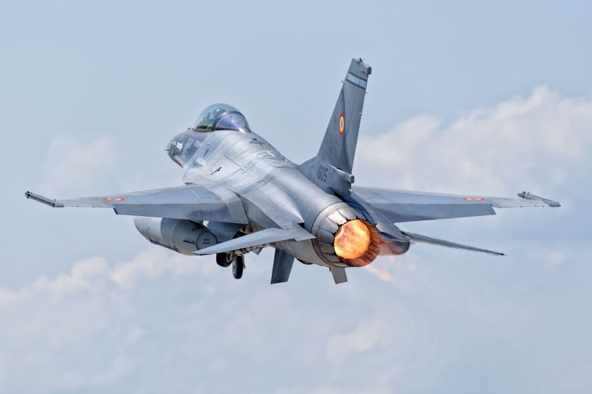Román F-16-os #1605 működő utógyújtóval, repülés közben