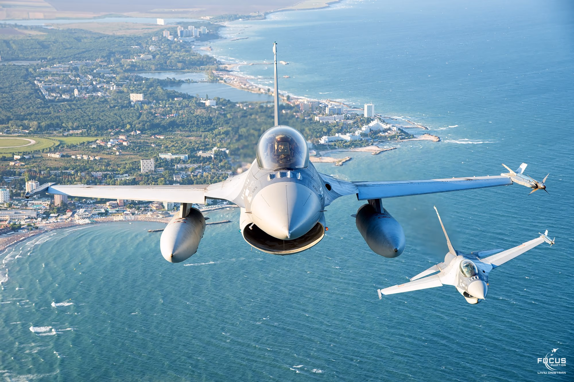 Két román F-16-os a Fekete-tenger partja felett (valószínűleg Mamaia)