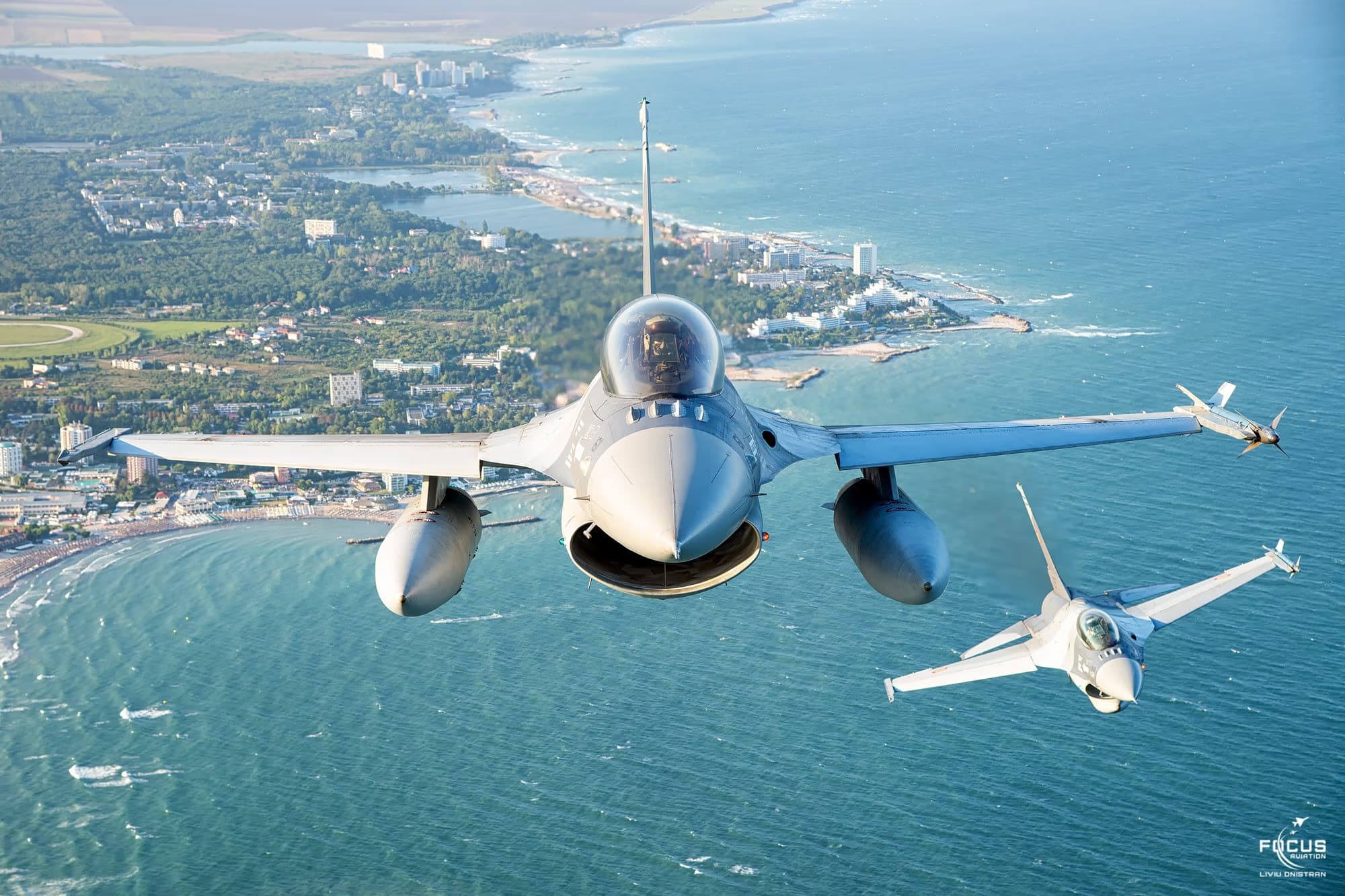 Két román F-16-os a Fekete-tenger partja felett (valószínűleg Mamaia)
