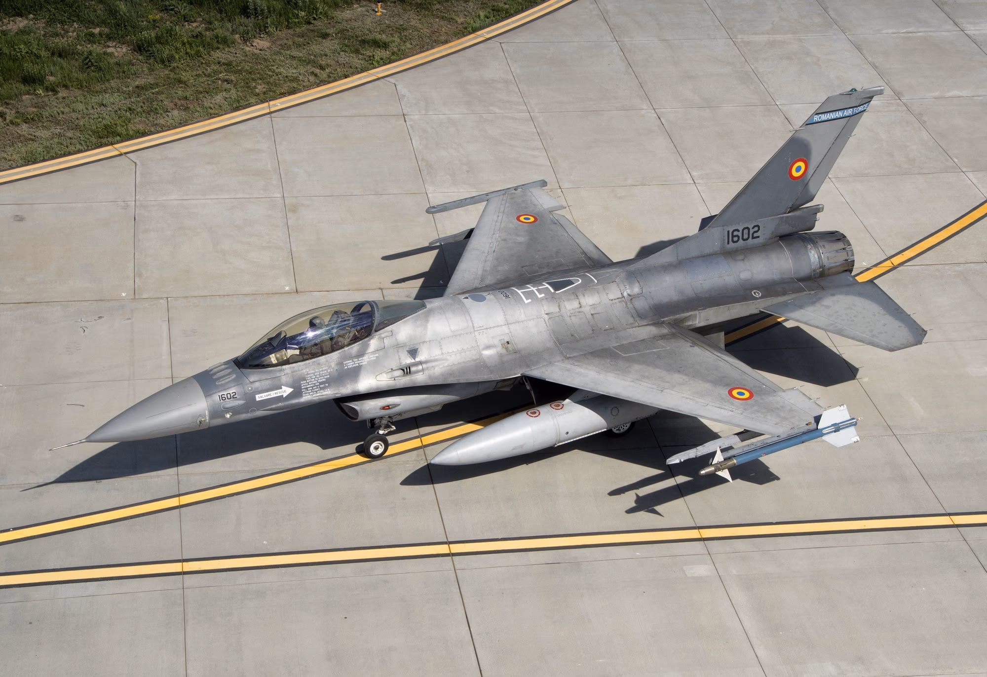Román F-16-os #1602 — felülnézet, leparkolva a kifutón