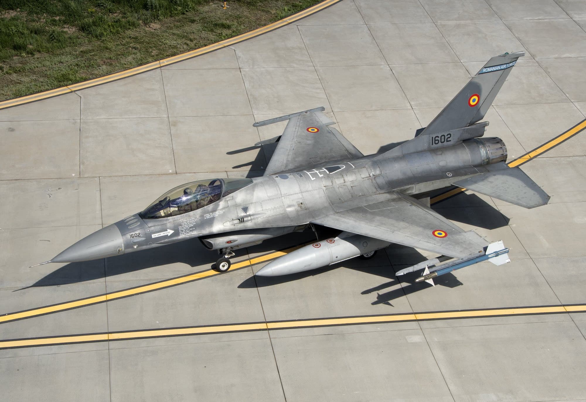 Román F-16-os #1602 — felülnézet, leparkolva a kifutón