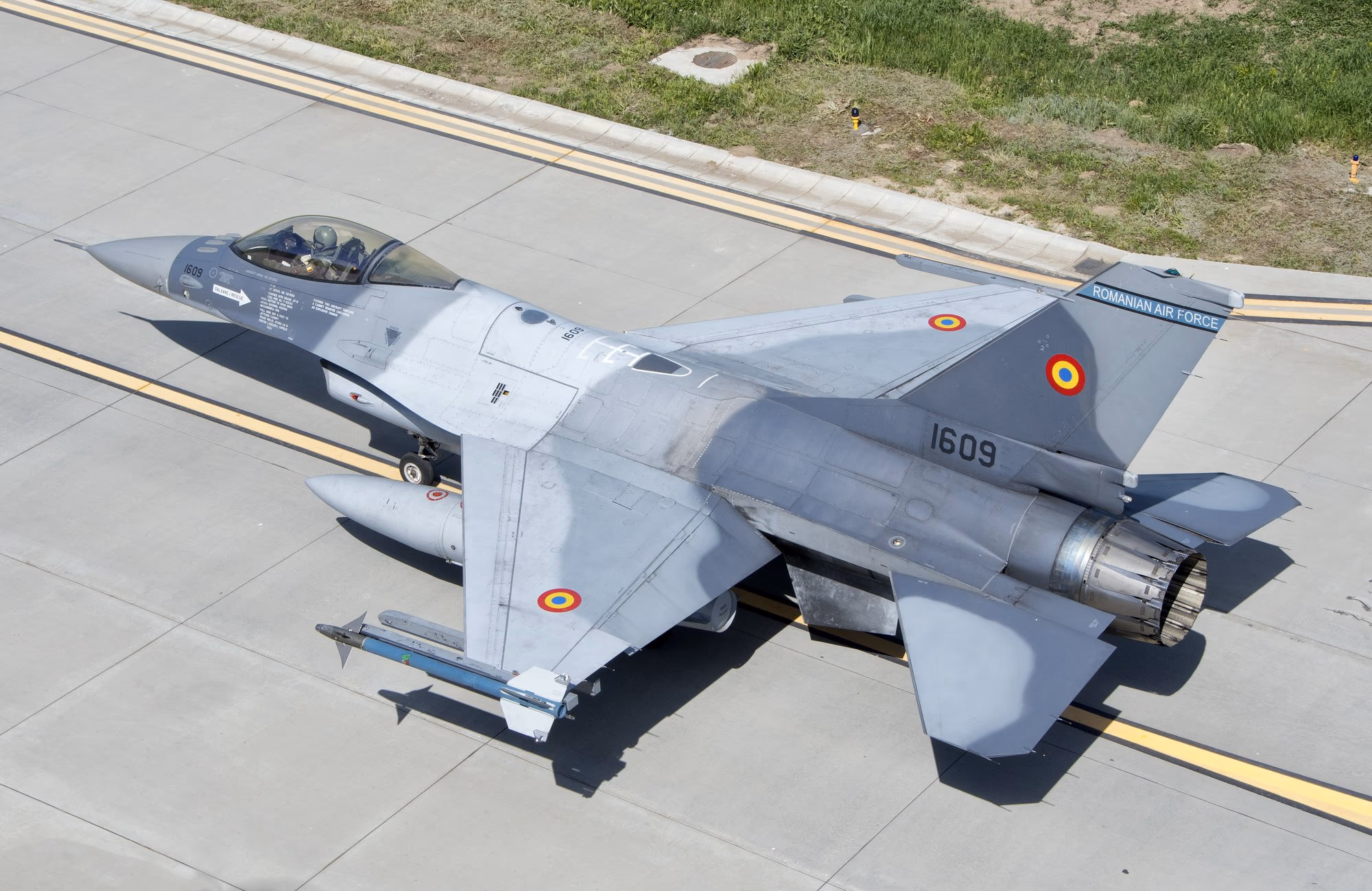Román F-16-os #1609 — felülnézet, leparkolva a kifutón
