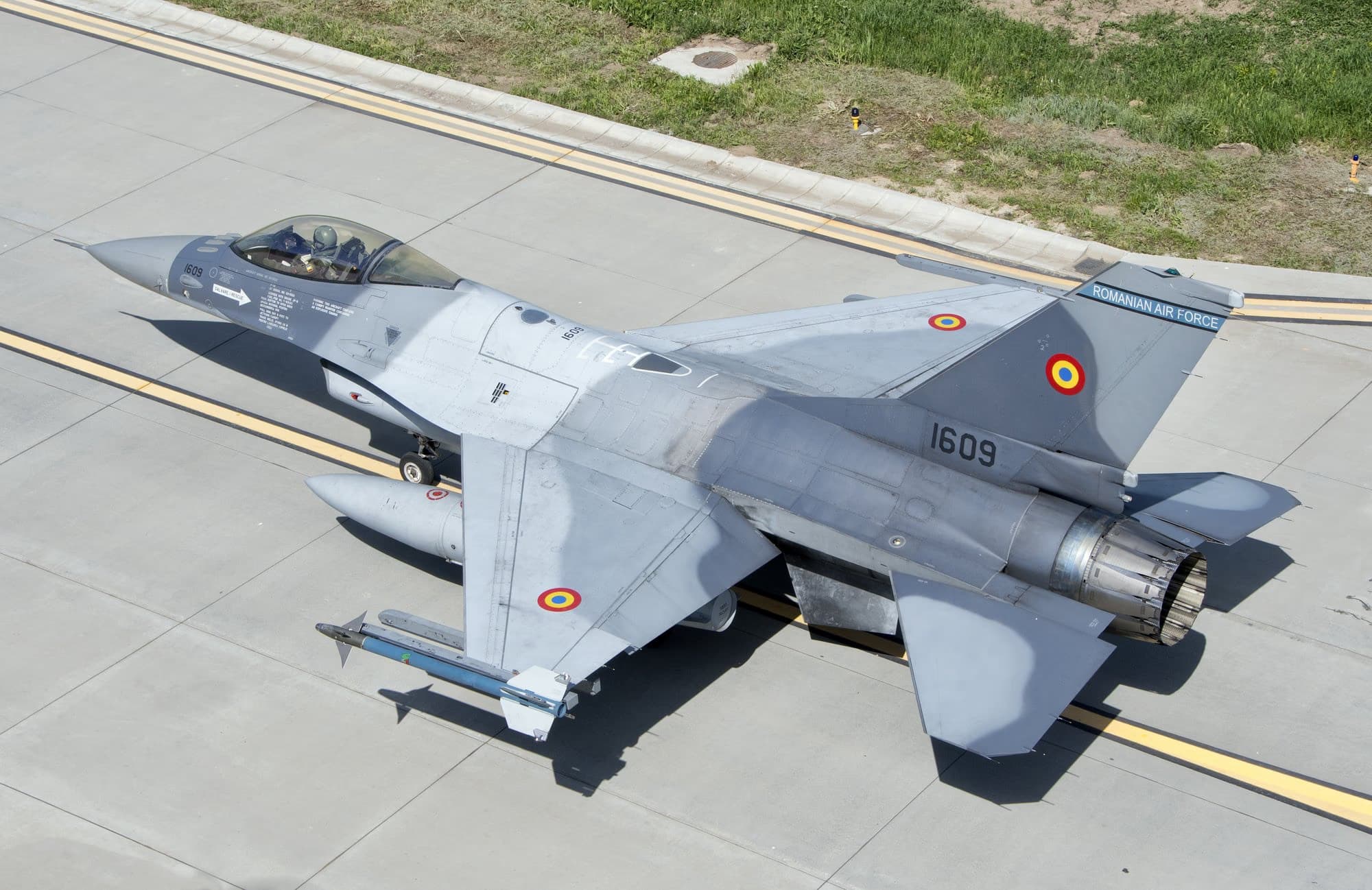 Román F-16-os #1609 — felülnézet, leparkolva a kifutón