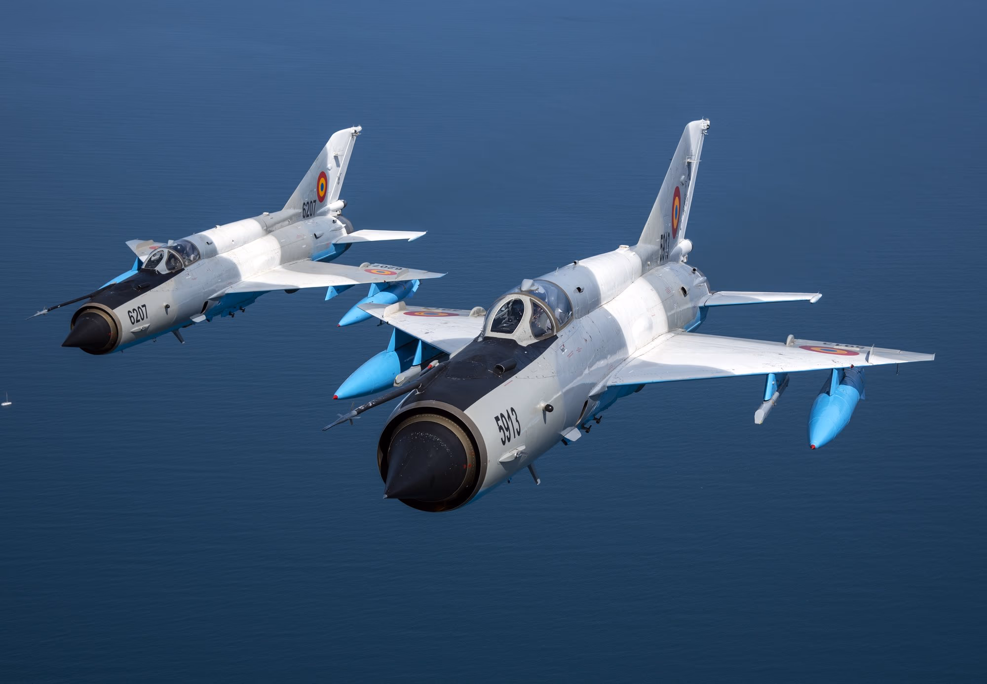 Két MiG-21 LanceR (5913 + 6207) formációban a Fekete-tenger fölött — második keret