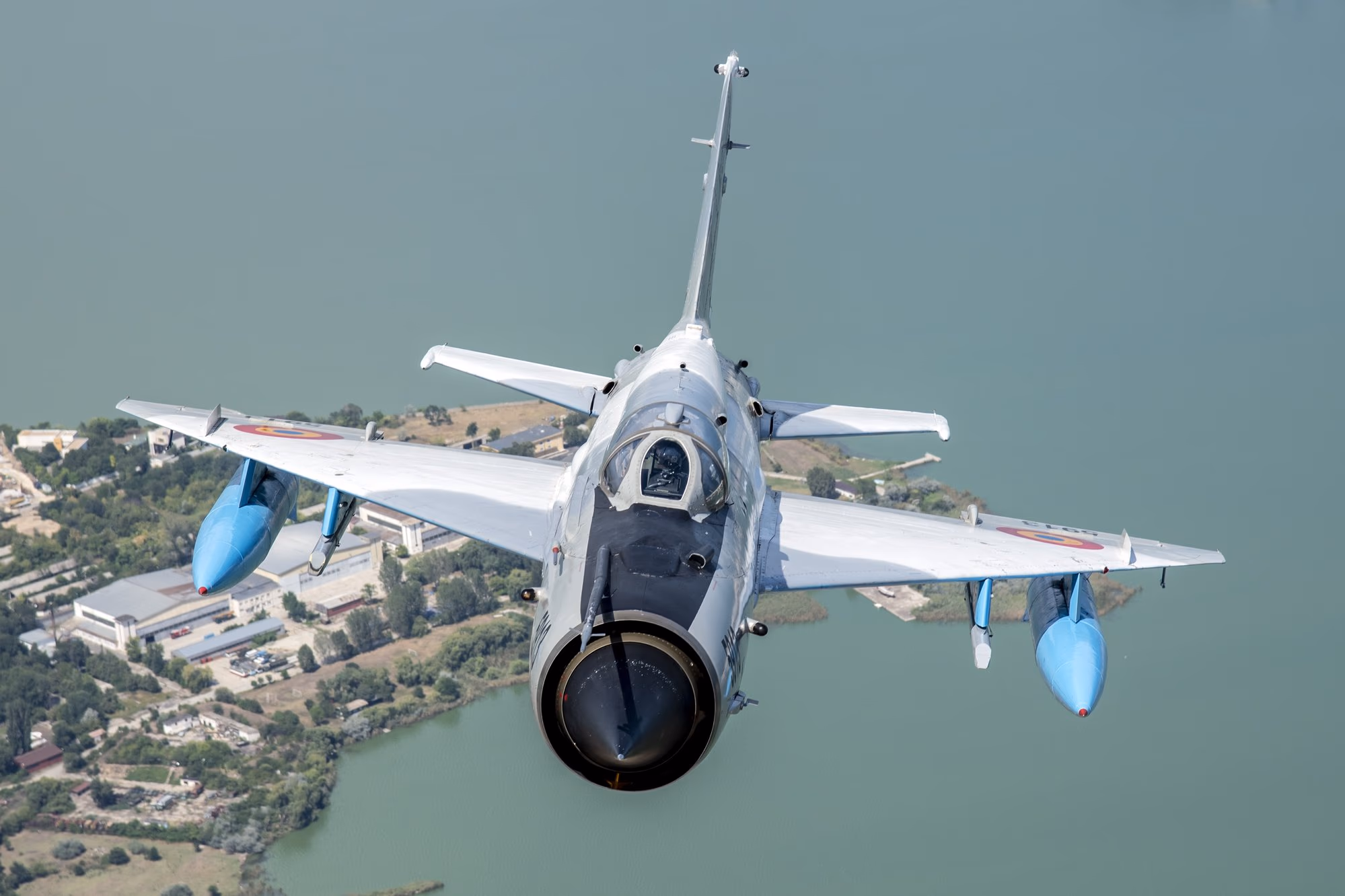 MiG-21 LanceR — szembe nézet egy tó fölött