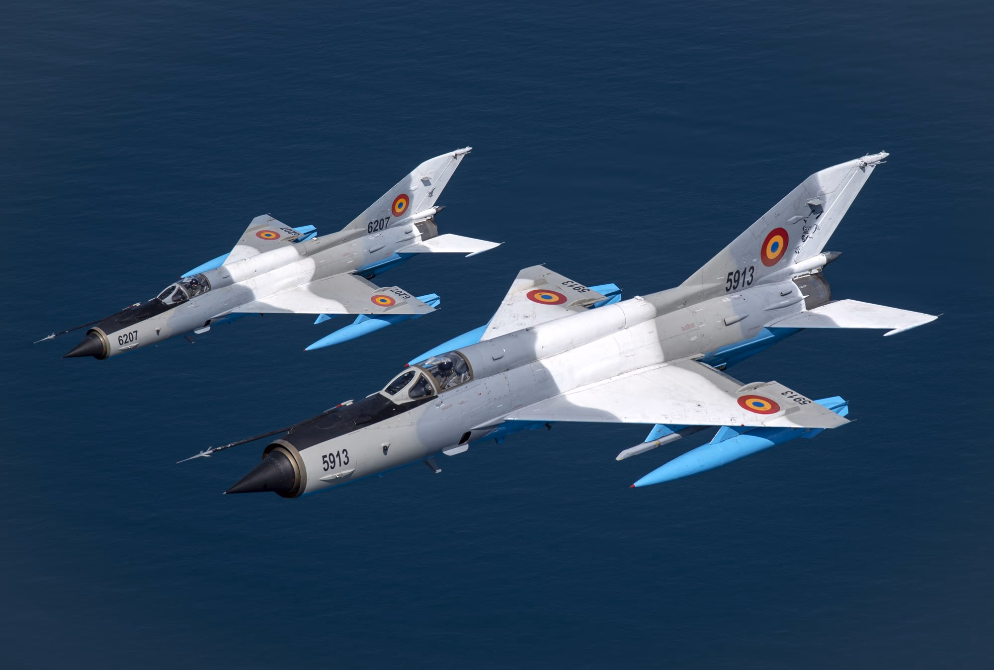 Két MiG-21 LanceR a Fekete-tenger felett — az 5913-as és 6207-es gépek szoros formációban