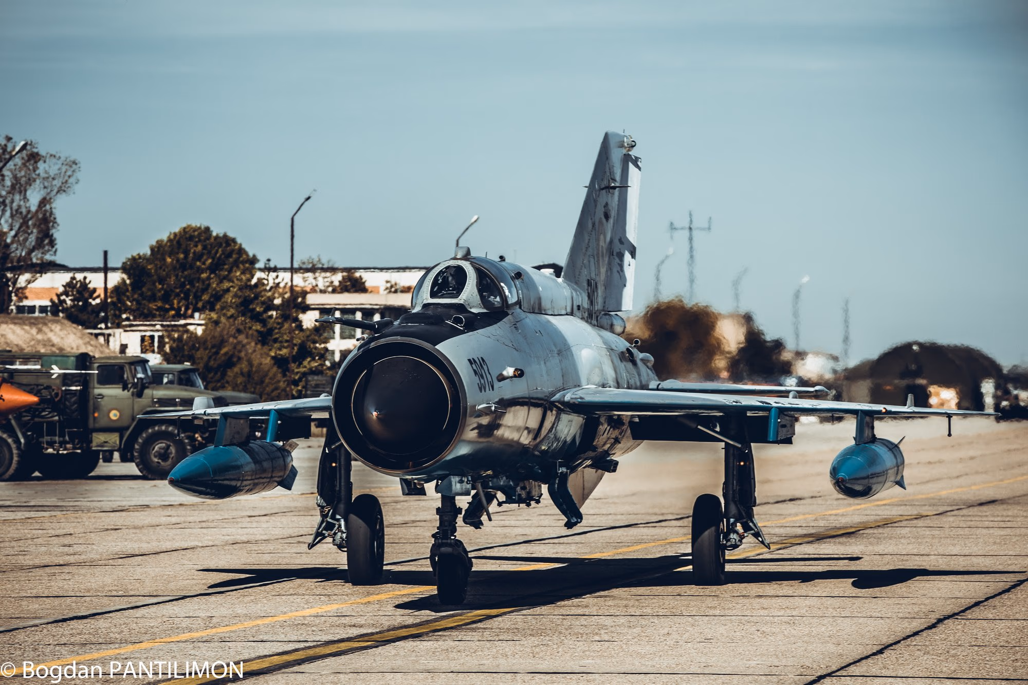 MiG-21 LanceR a borcei kifutón parkolva — oldalnézet, logisztikai teherautóval a háttérben