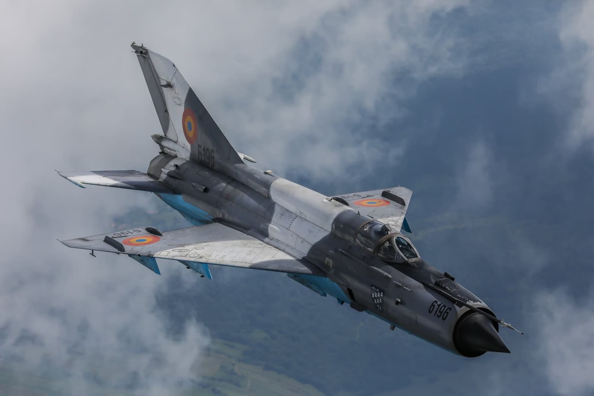 MiG-21 LanceR — aparatul 6196 în zbor printre nori