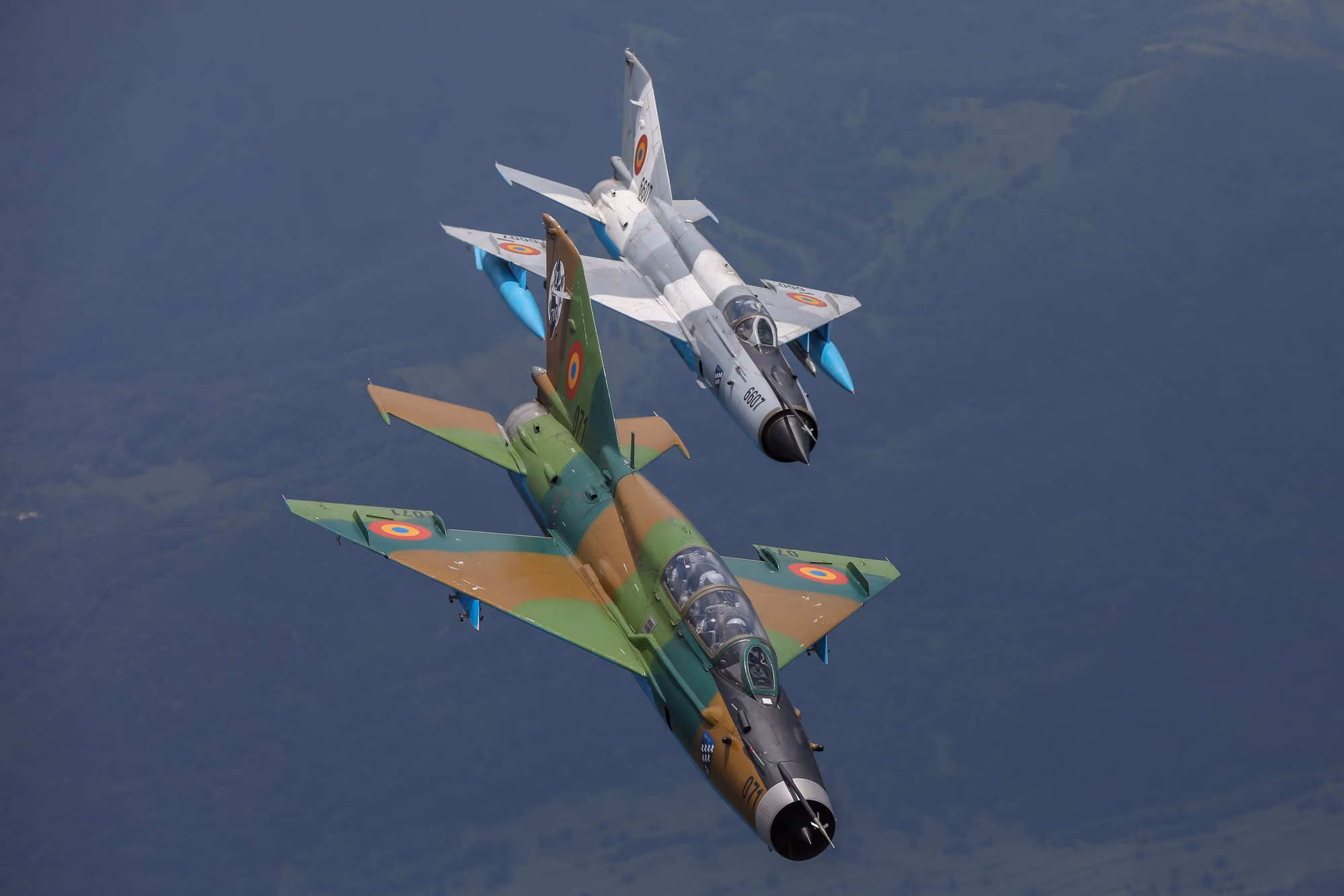 Két MiG-21 LanceR (zöld álca és szabványos festés) repülési formációban
