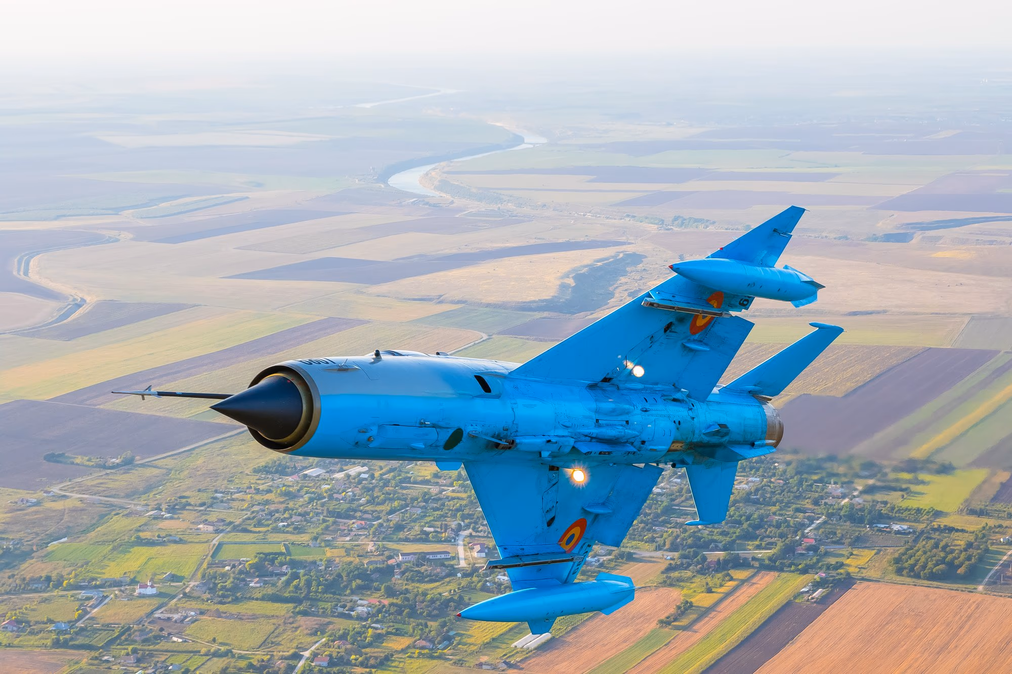 MiG-21 LanceR — felülnézet egy faluval tarkított mezőgazdasági táj fölött