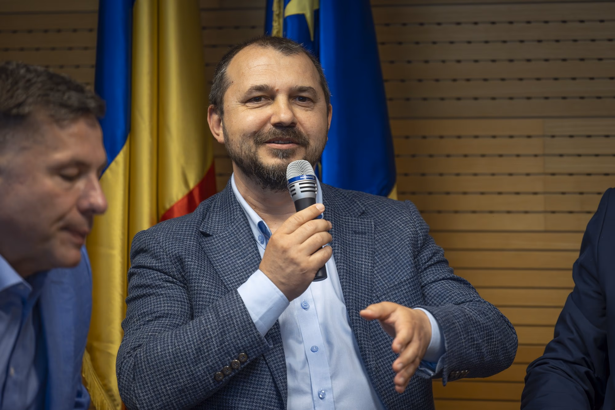 Mircea Șcheau, close portrait at the microphone
