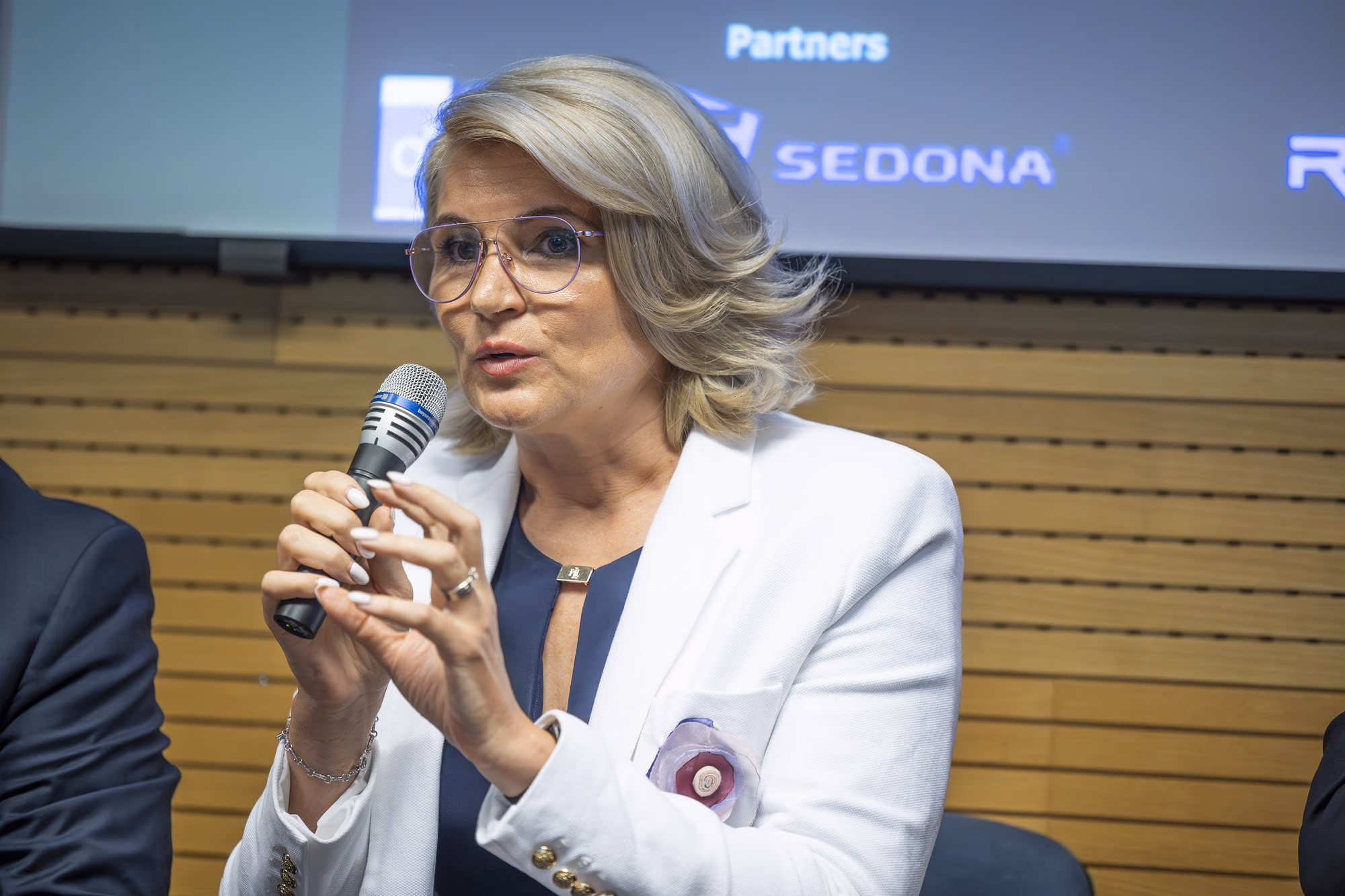 Andreea Paul, wide gesture at the microphone
