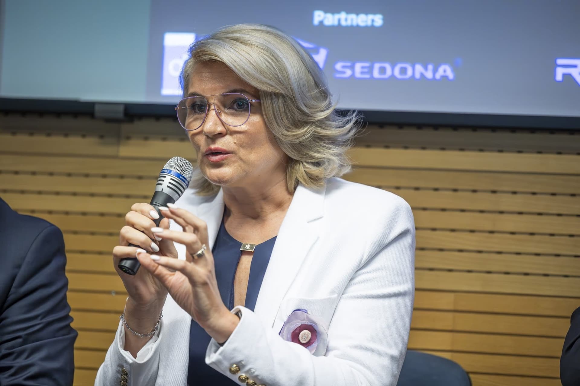 Andreea Paul gestică amplă la microfon