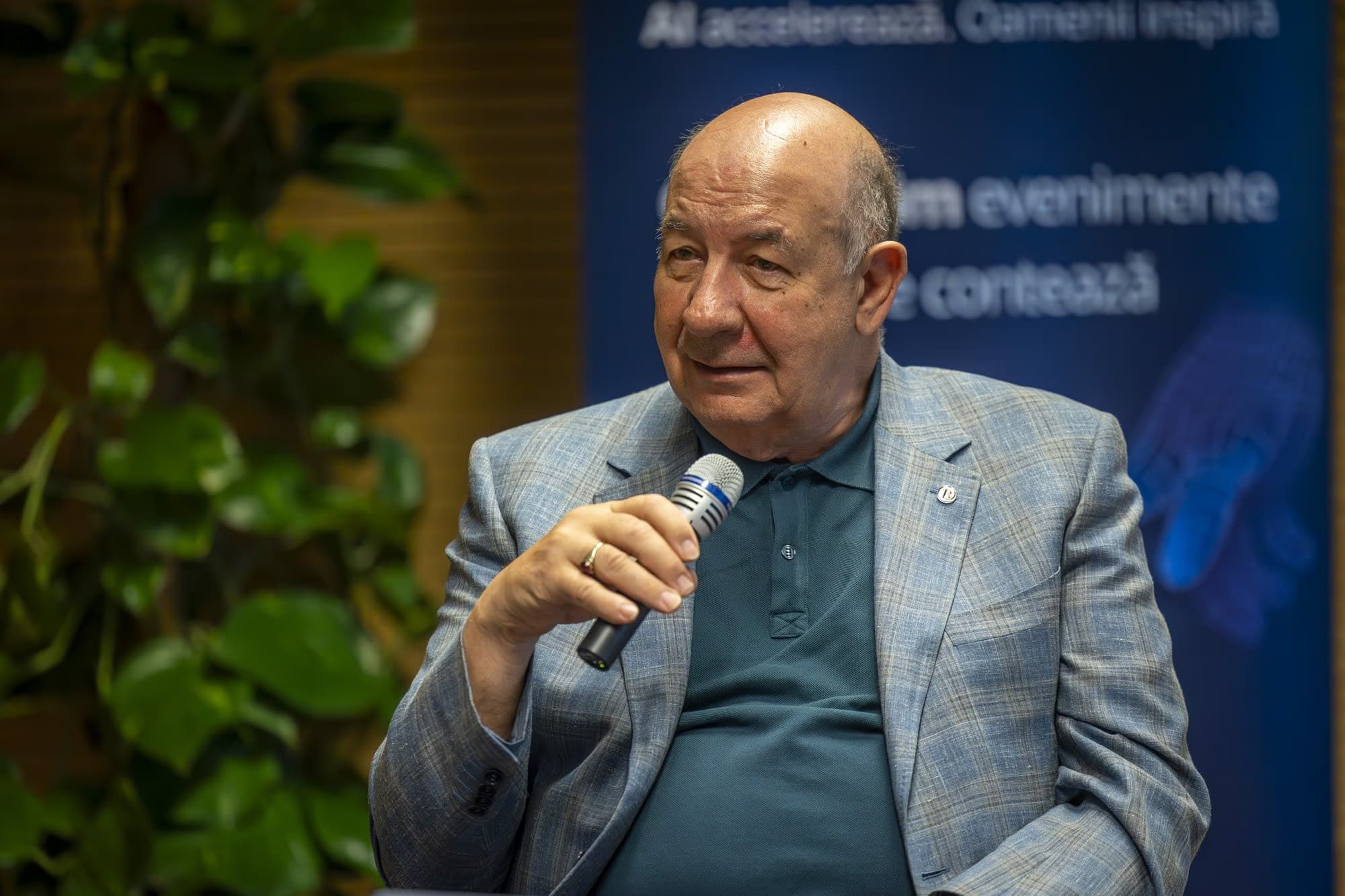 Radu Ghețea portret zâmbet meditativ