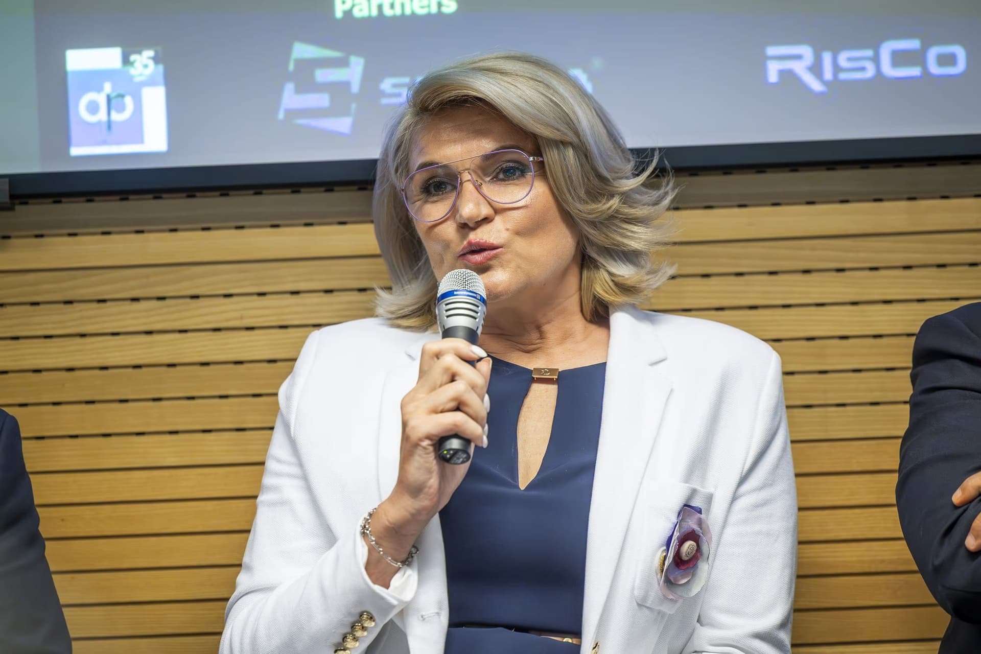 Andreea Paul, conferențiar ASE și președinte INACO, vorbind la microfon cu expresie animată