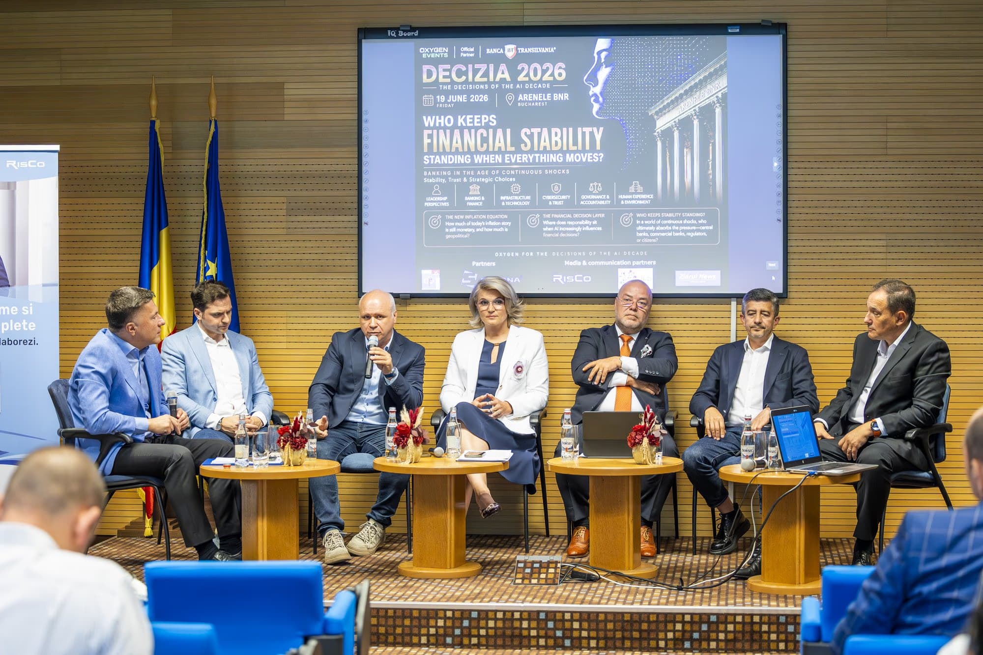 Panelul Financial Stability — toți cei șapte paneliști pe scenă, vedere de aproape