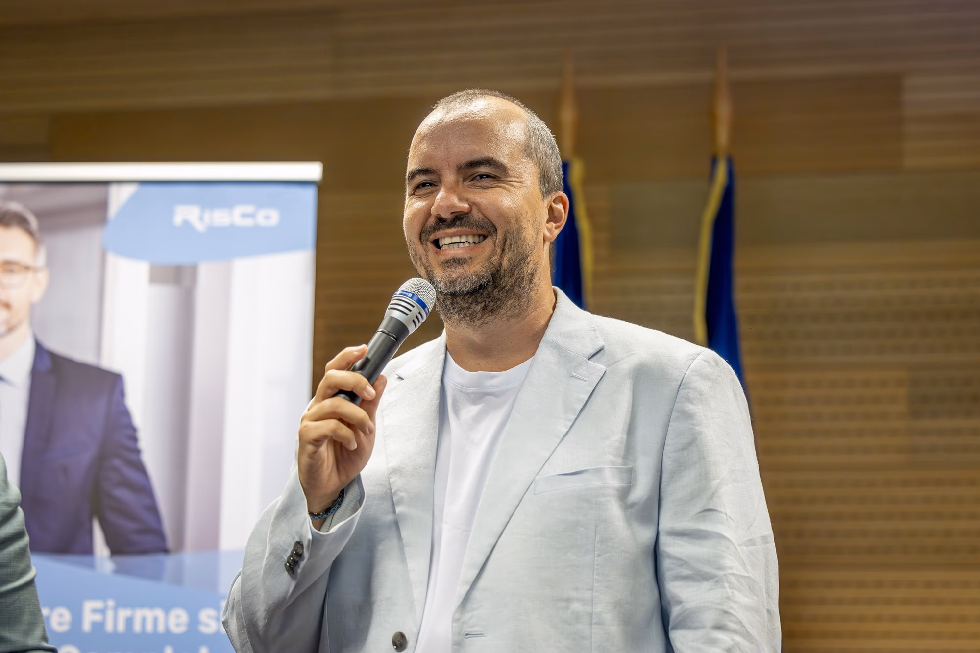bogdan-putinica-portrait-smile-microphone