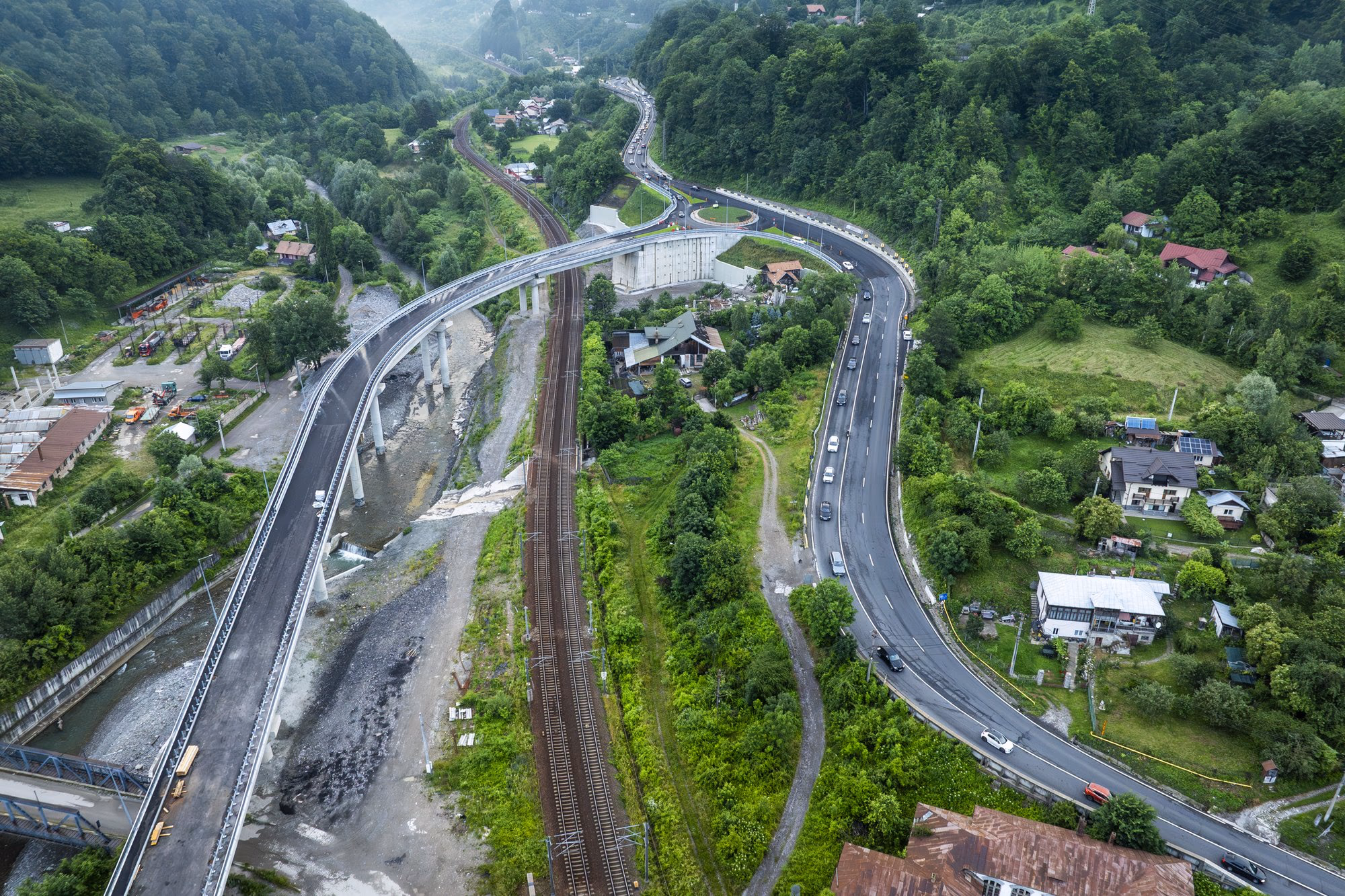 Comarnic Bypass ready on concrete piers vs. DN1 with a queue of cars heading to the coast